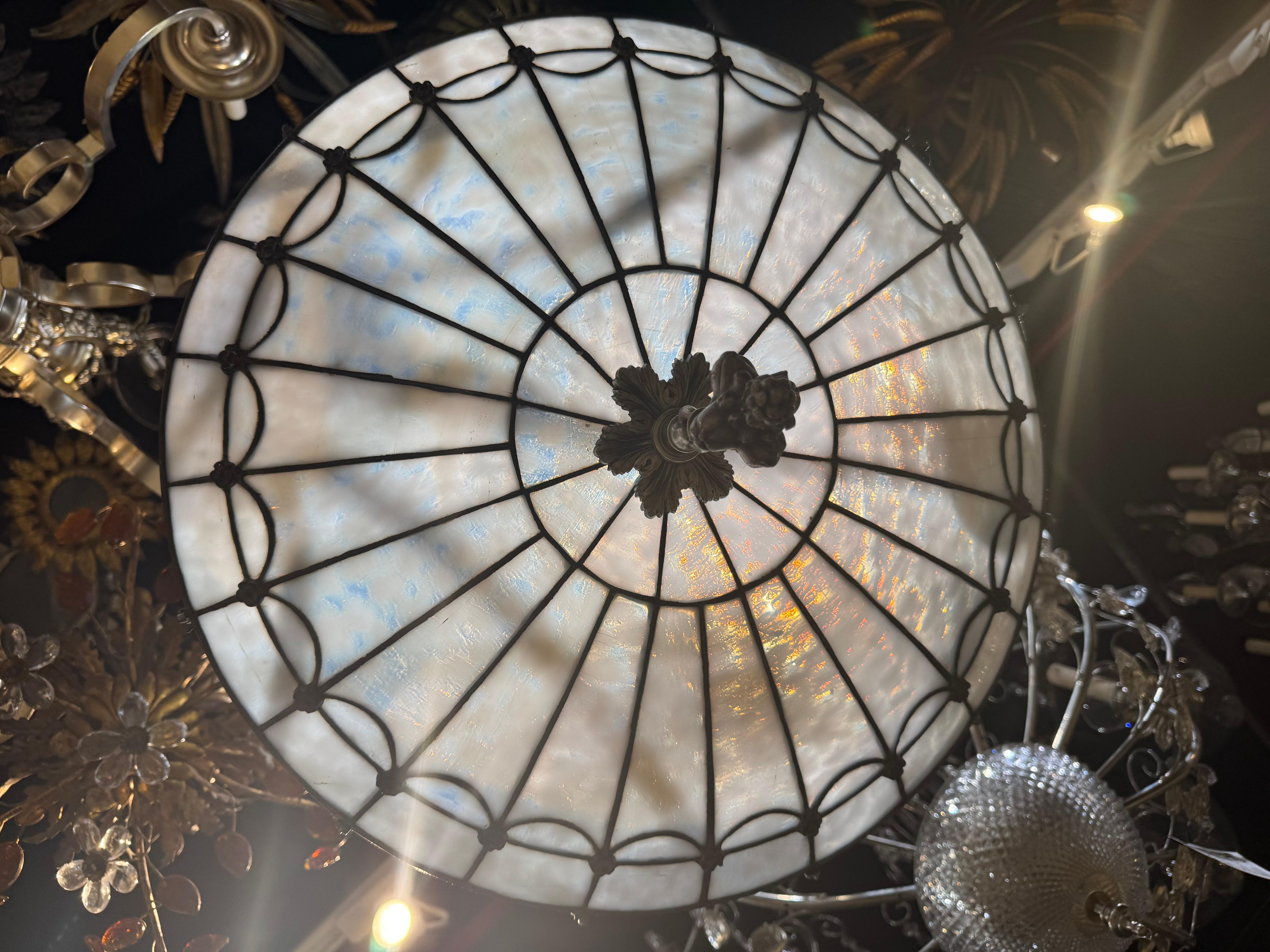 Lampadario Caldwell del 1900 in vetro piombato e bronzo placcato in argento In condizioni buone in vendita a New York, NY