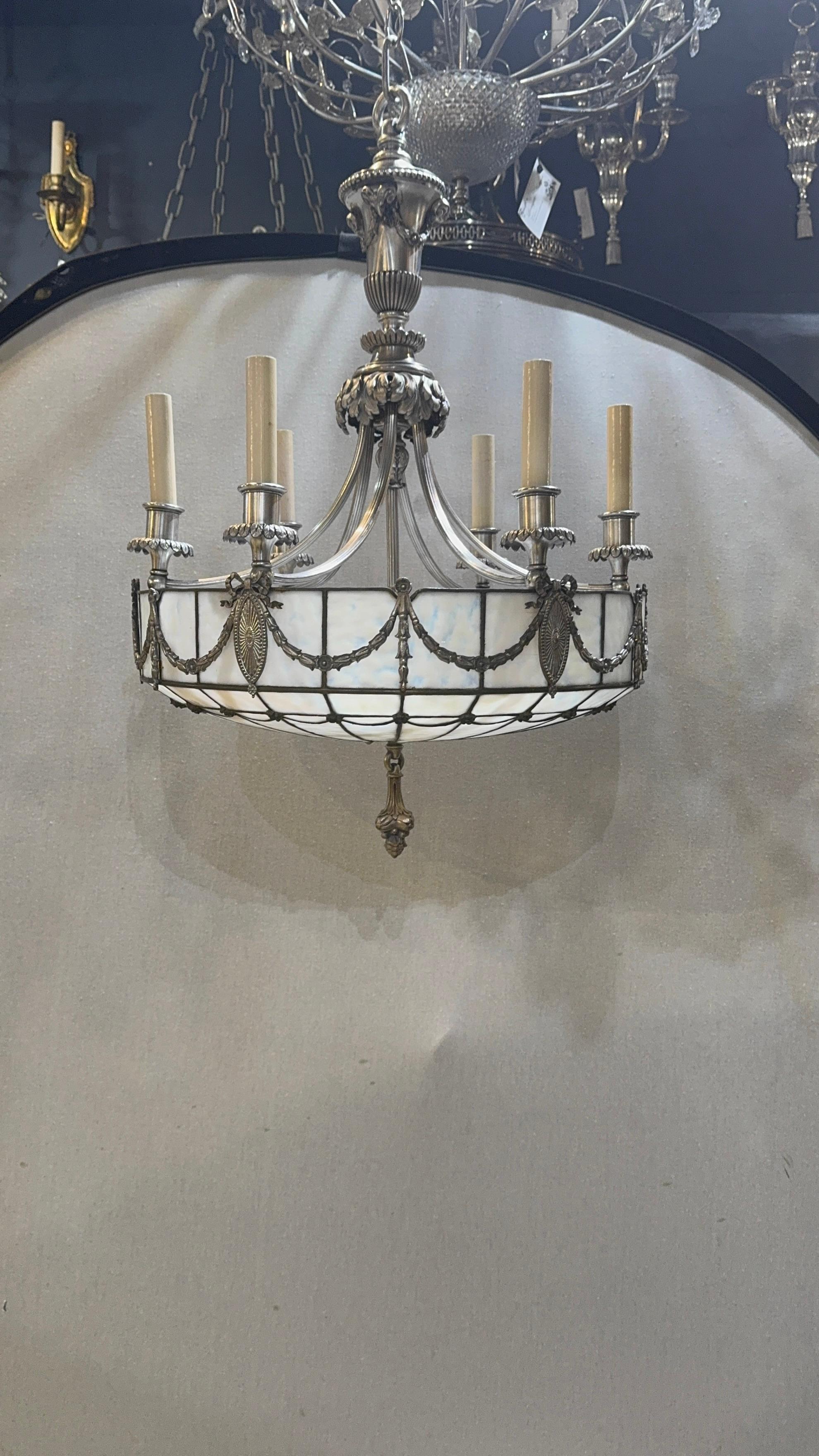 circa 1900 Insolita lampada in bronzo argentato Caldwell in vetro piombato con testa di ariete e fiori in design 