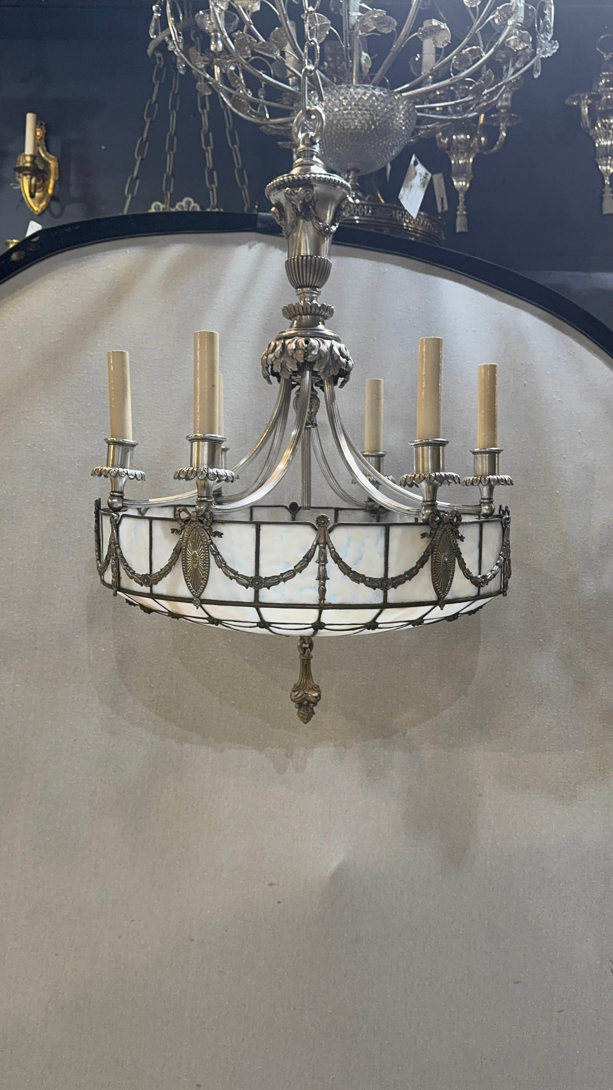 Neoclassico Lampadario Caldwell del 1900 in vetro piombato e bronzo placcato in argento in vendita
