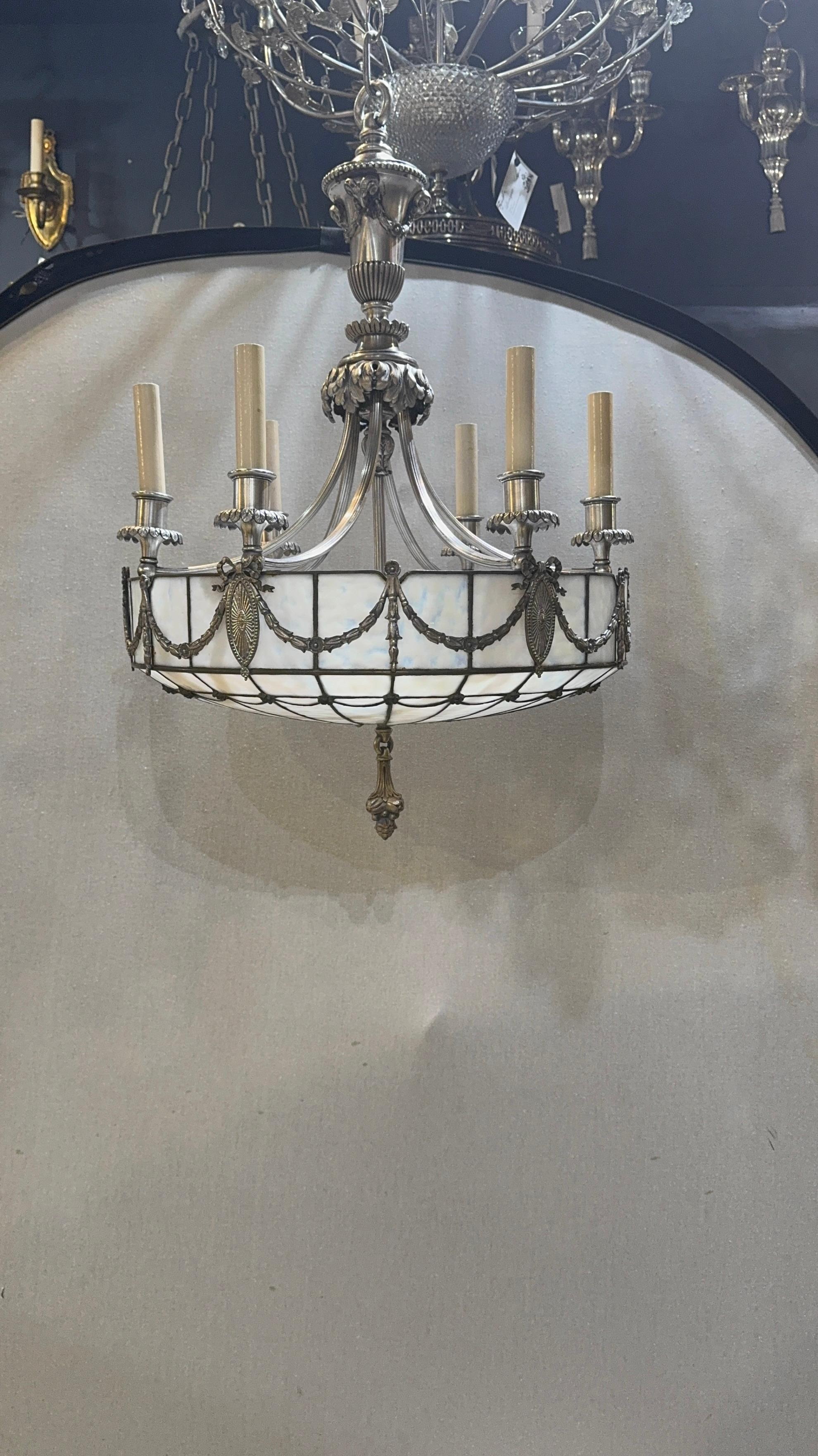 Americano Lampadario Caldwell del 1900 in vetro piombato e bronzo placcato in argento in vendita