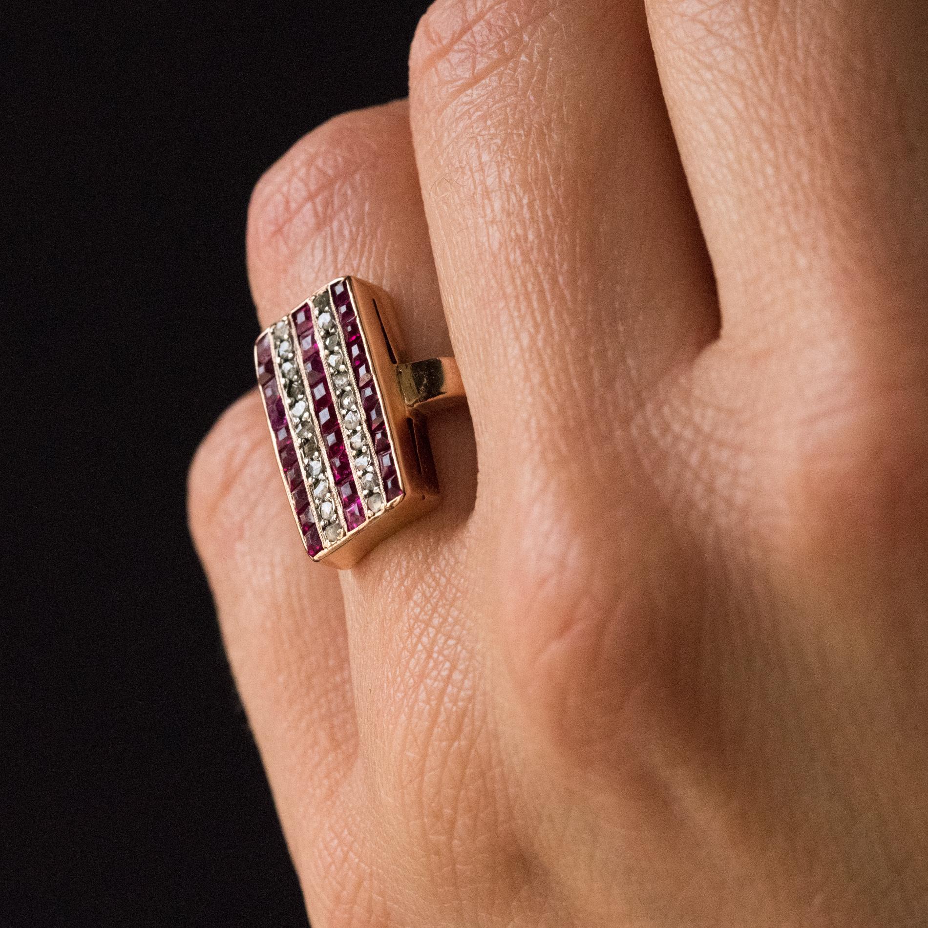 1900s Calibrated Ruby Diamond 18 Karat Rose Gold Rectangular Ring In Good Condition In Poitiers, FR
