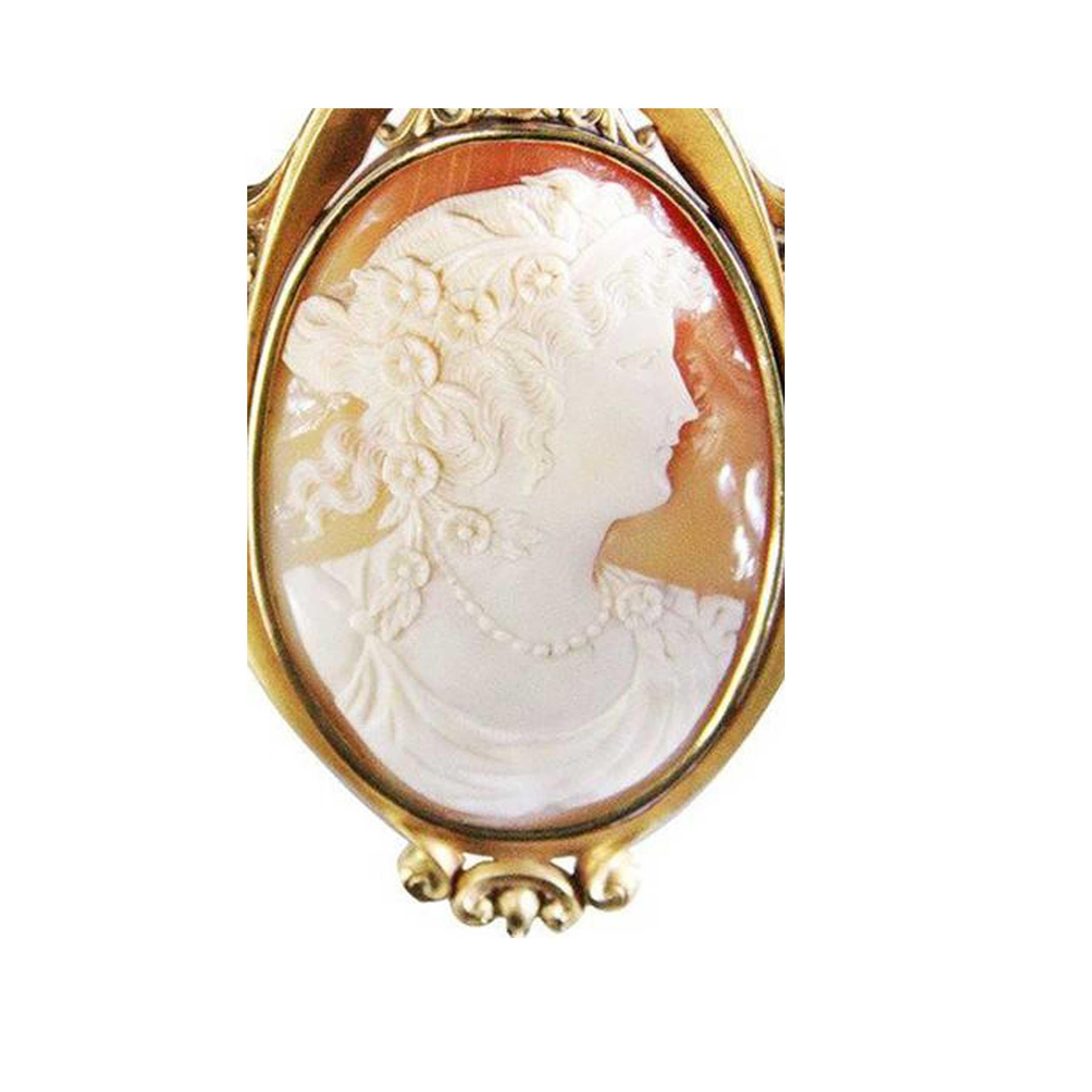 Art Nouveau 1900s Cameo Cabochon Sapphire Gold Frame Brooch For Sale