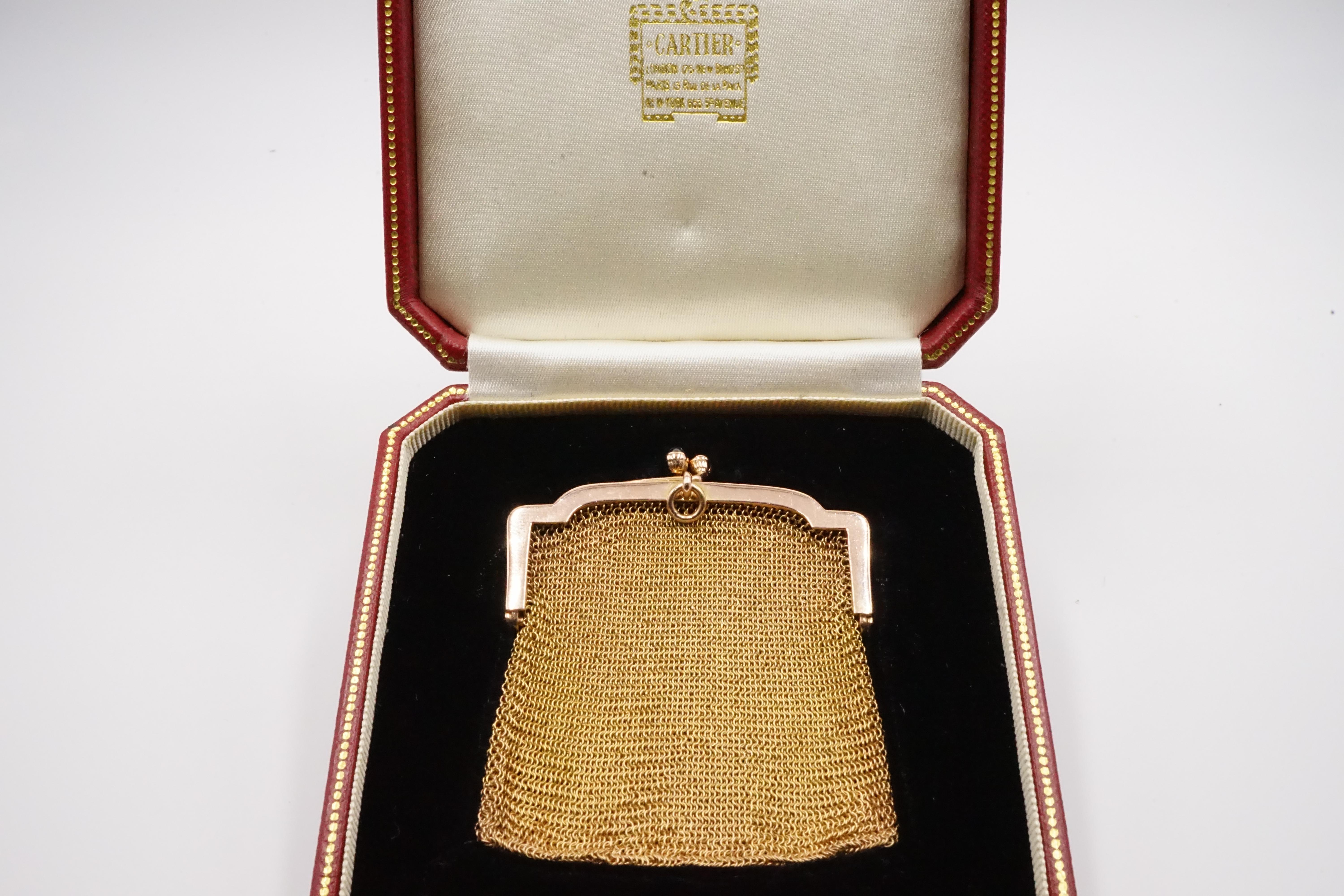 A 1900s Cartier sapphire and 14ct gold mesh bag features kiss lock fastener which has 2 sapphires the hallmarks reads '14K', ' Cartier' and '723'.

W:5.2cm H:6.1cm D:0.57cm
Weight: 30.66g