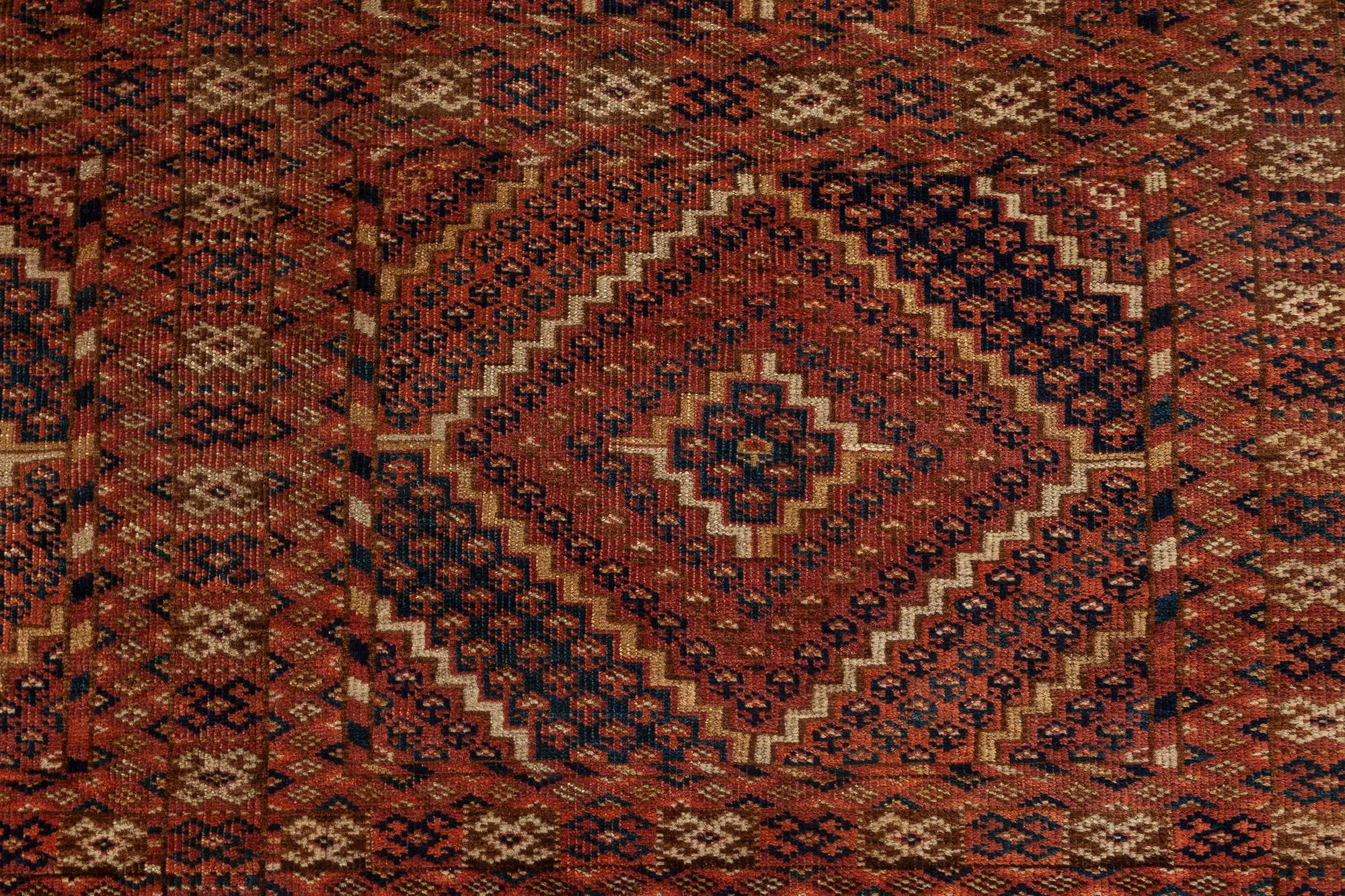 1900s Caucasian handmade wool rug in beige, blue, brown and red.
Size: 4'6