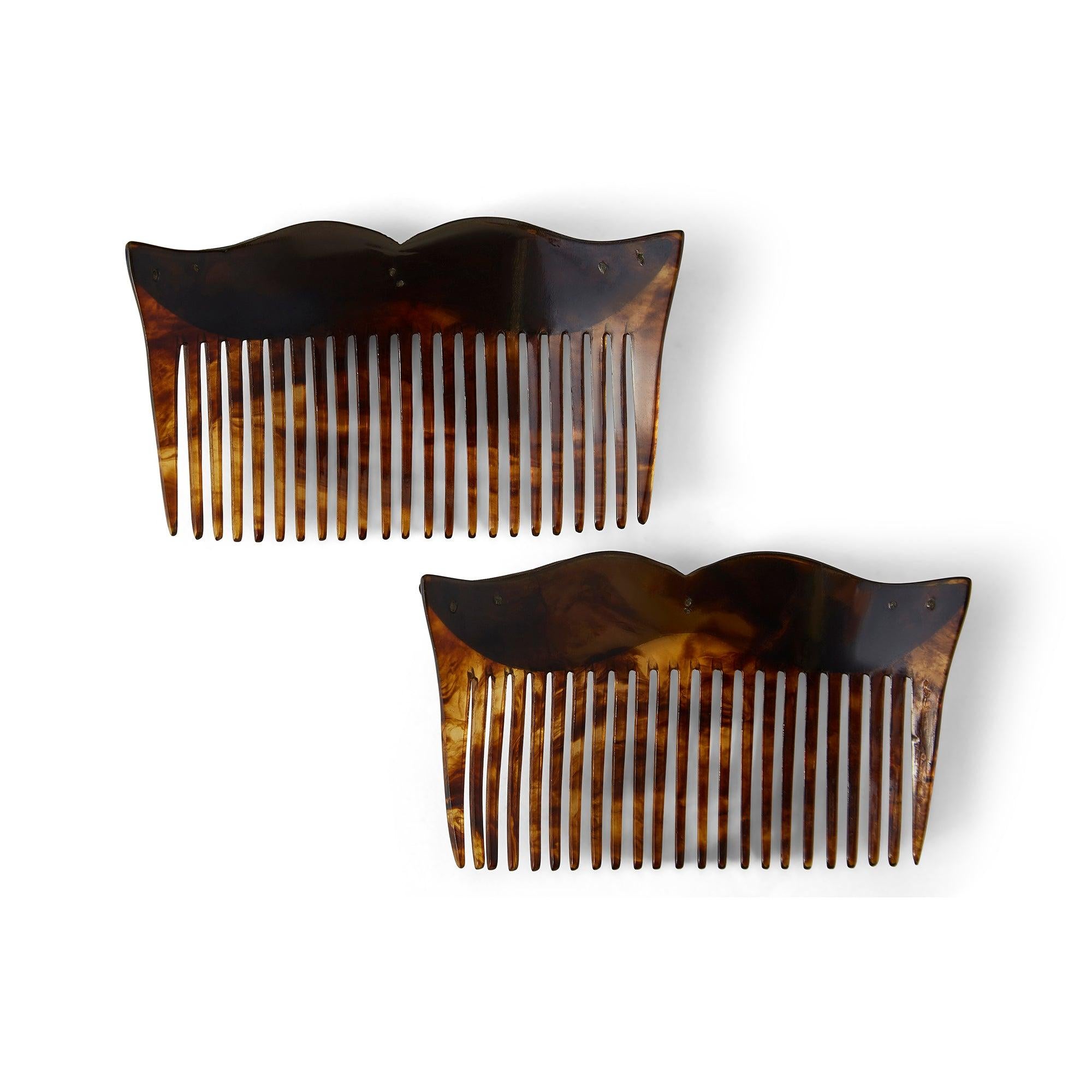 Questa squisita coppia di antichi pettini per capelli risale al 1900, ma potrebbe essere un po' più recente, diciamo alla fine del 1910.  Realizzato in celluloide e pietre in pasta e probabilmente prodotto in Francia o in America, che eccelleva
