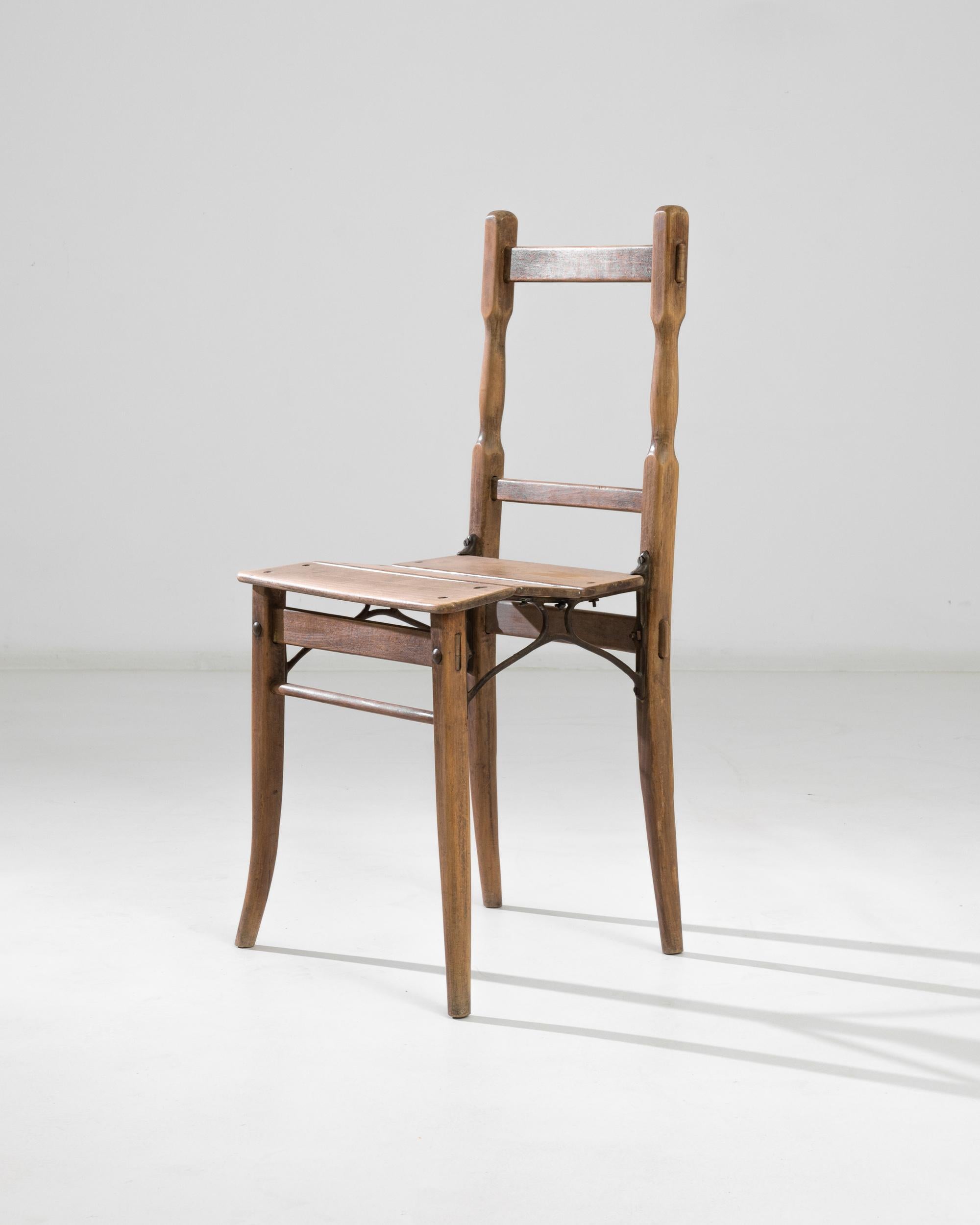 Adoptez une touche de charme d'Europe centrale avec cette chaise d'appoint en bois unique des années 1900. Artistics avec un design qui se démarque, la chaise comporte des supports en métal sous l'assise, offrant un mélange de robustesse et de flair
