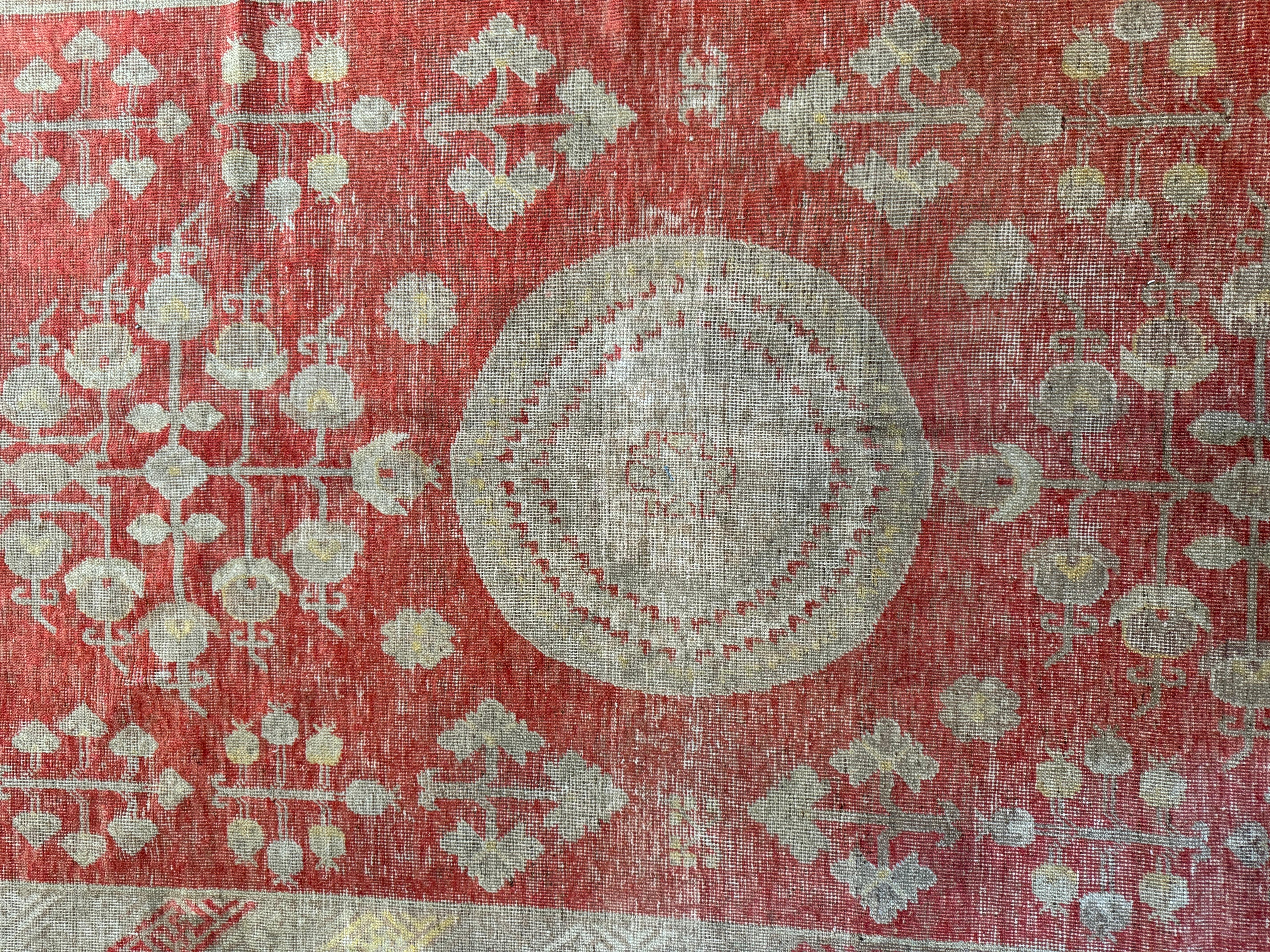Mit diesem antiken Samarkand-Teppich aus dem 19. Jahrhundert, der sich über eine Fläche von 10,10' x 5,5' erstreckt, werden Sie in Eleganz schwelgen. Die filigranen Muster und tiefen Farbtöne verleihen Ihrem amerikanischen Zuhause zeitlose