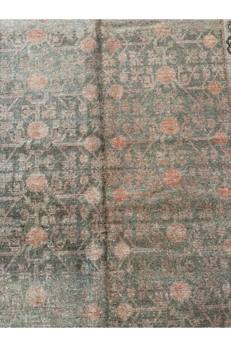 American Classic : 1900s Samarkand Rug, 11.6' x 6.0' - Infusez votre espace avec un charme et une sophistication intemporels. Ce tapis ancien méticuleusement fabriqué capture l'essence du style américain, ajoutant une élégance historique à toute