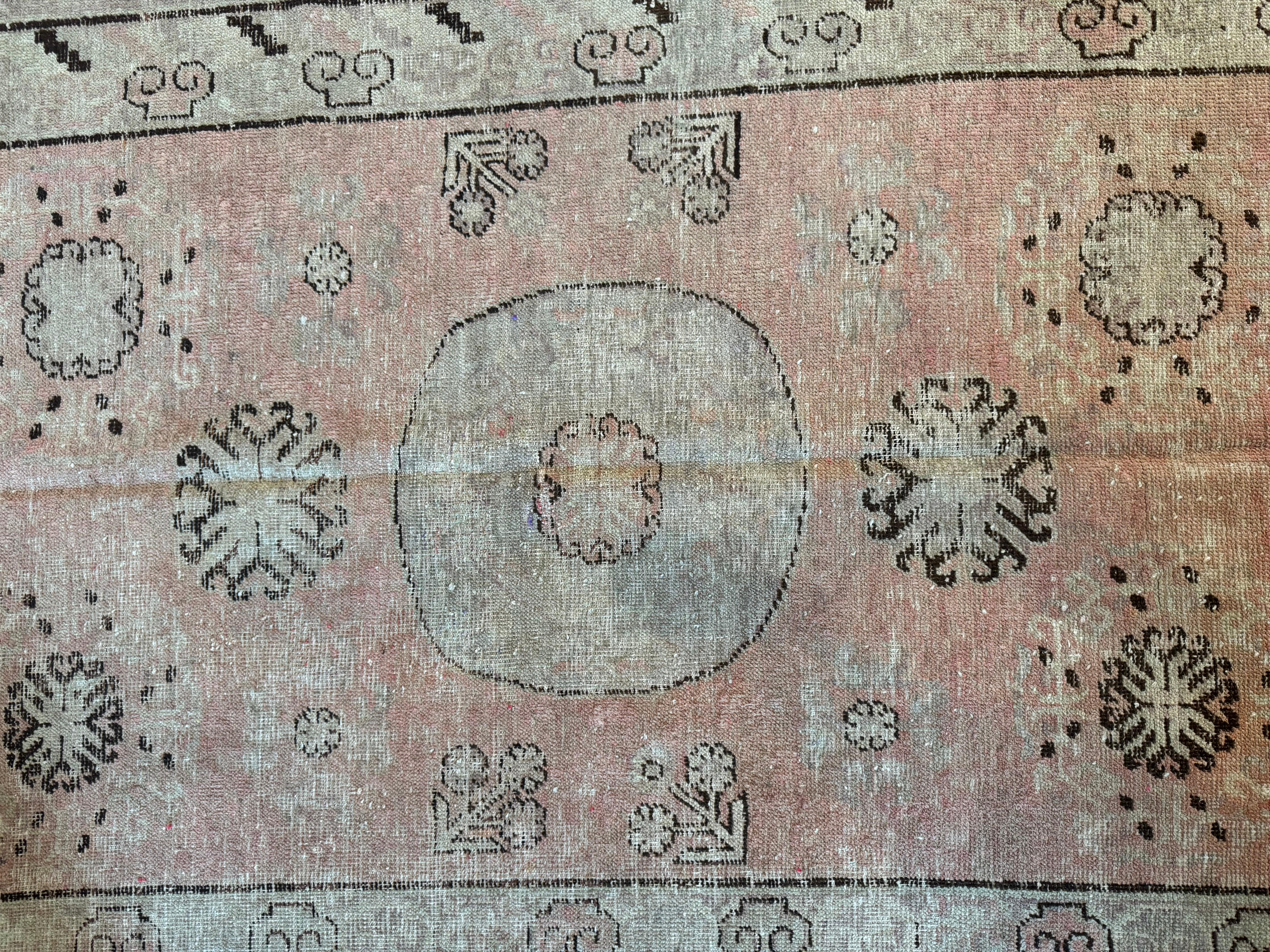 Ajoutez une touche d'histoire à votre espace avec ce tapis Samarkand antique du XIXe siècle, mesurant 6,1' x 4,2'. Ses motifs complexes et son attrait intemporel en font un élément parfait pour toute maison américaine, alliant le charme du vieux