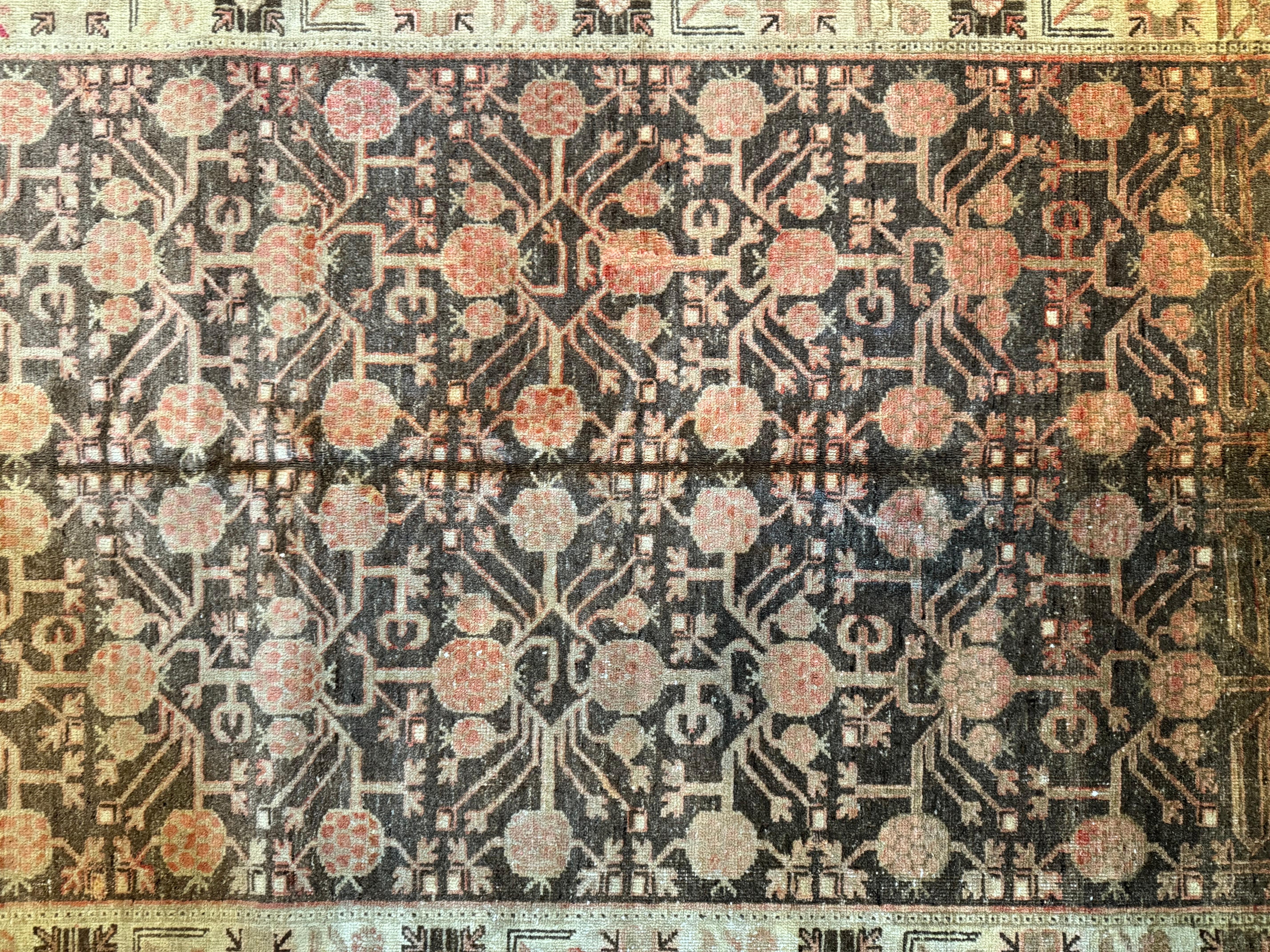 Ce tapis Samarkand ancien du XIXe siècle, de dimensions 6,6' x 4,6', témoigne d'une élégance intemporelle. Ses motifs complexes et ses tons chauds ajoutent une touche de charme vintage à toute maison américaine, fusionnant allure classique et