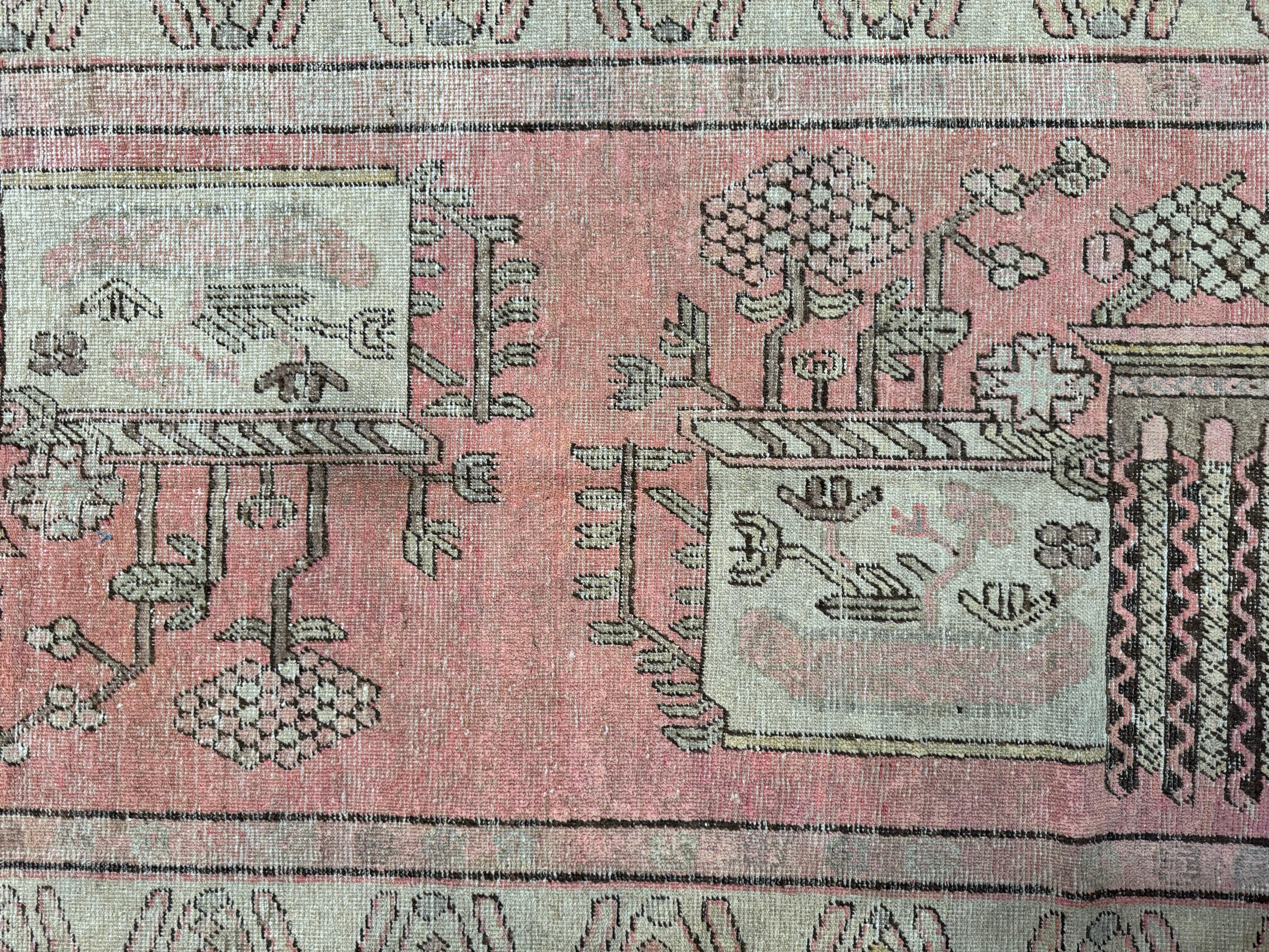 Enrichissez votre décor avec ce tapis Samarkand antique du 19e siècle, d'une taille de 7,9' x 4,2'. Ses motifs captivants et ses teintes riches ajoutent une élégance intemporelle à toute maison américaine, mêlant allure classique et sophistication