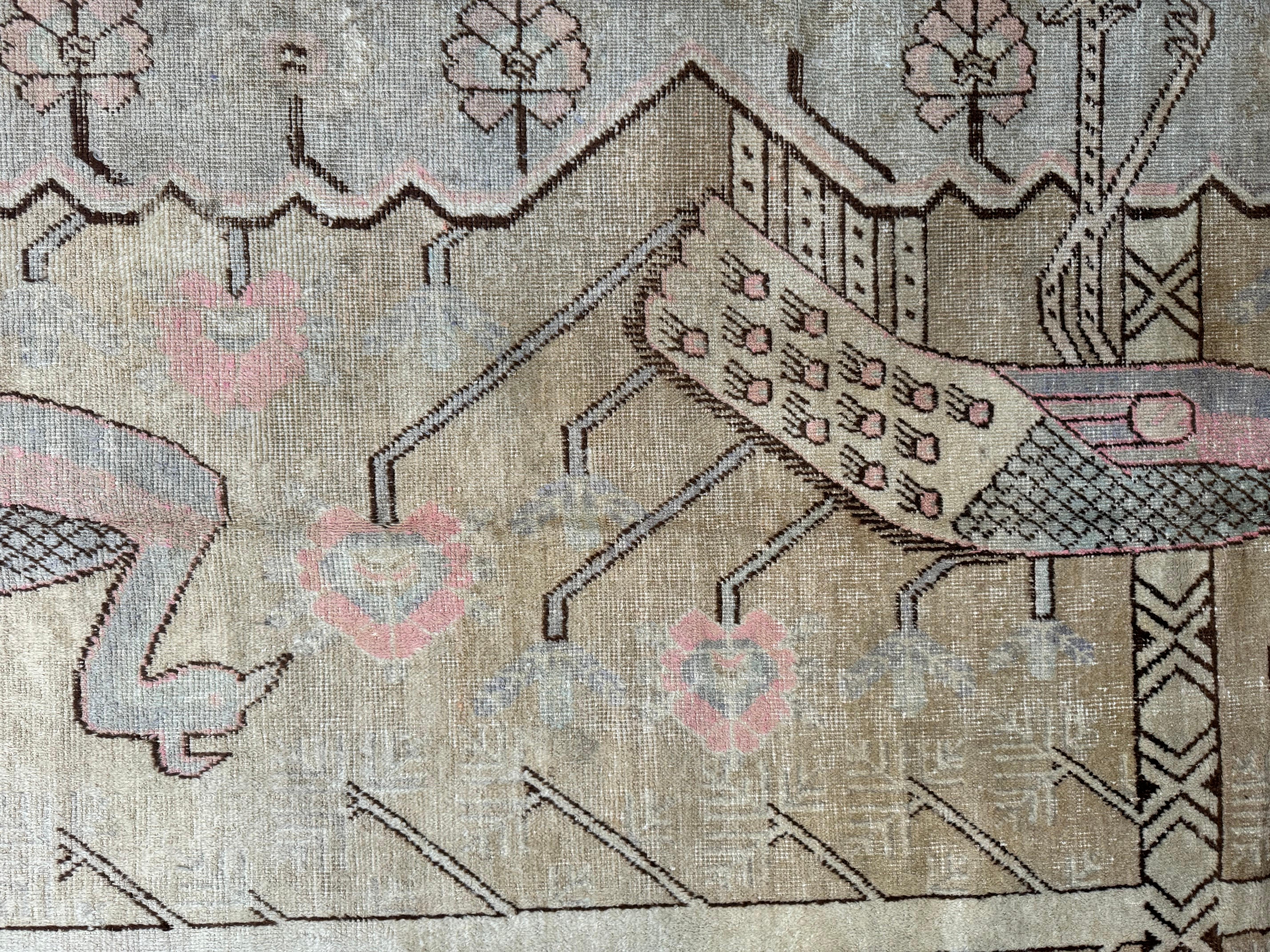 Enrichissez votre décor avec ce tapis Samarkand antique du 19e siècle, d'une taille de 8 pieds x 4,5 pieds. Ses motifs complexes et ses couleurs classiques apportent une élégance intemporelle à toute maison américaine, mêlant harmonieusement charme