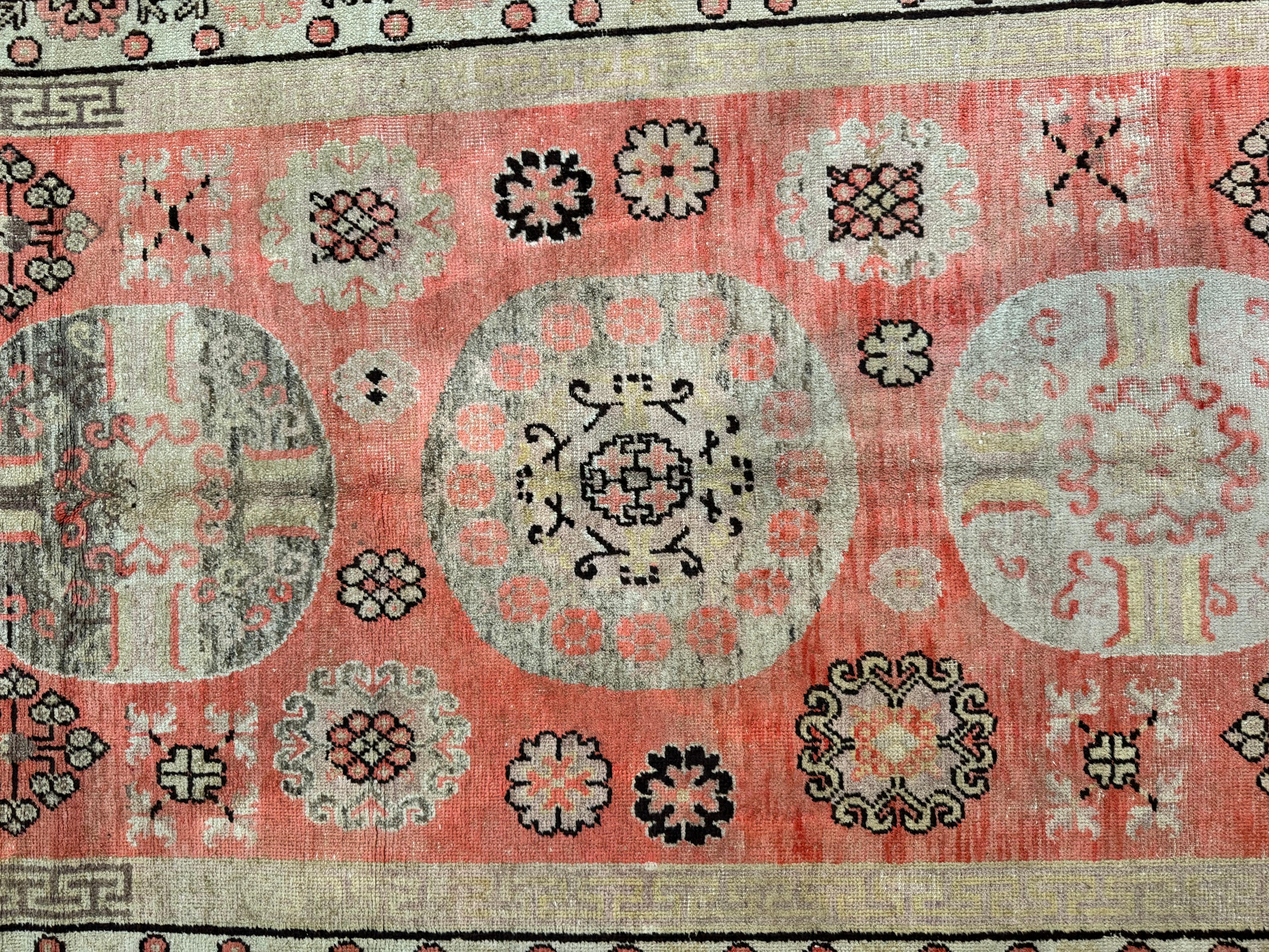 Ce tapis Samarkand antique du 19e siècle, de 9,3 x 4,7 pieds, confère à votre intérieur une élégance classique. Ses motifs détaillés et ses couleurs intemporelles résonnent avec le style américain, fusionnant sophistication vintage et attrait