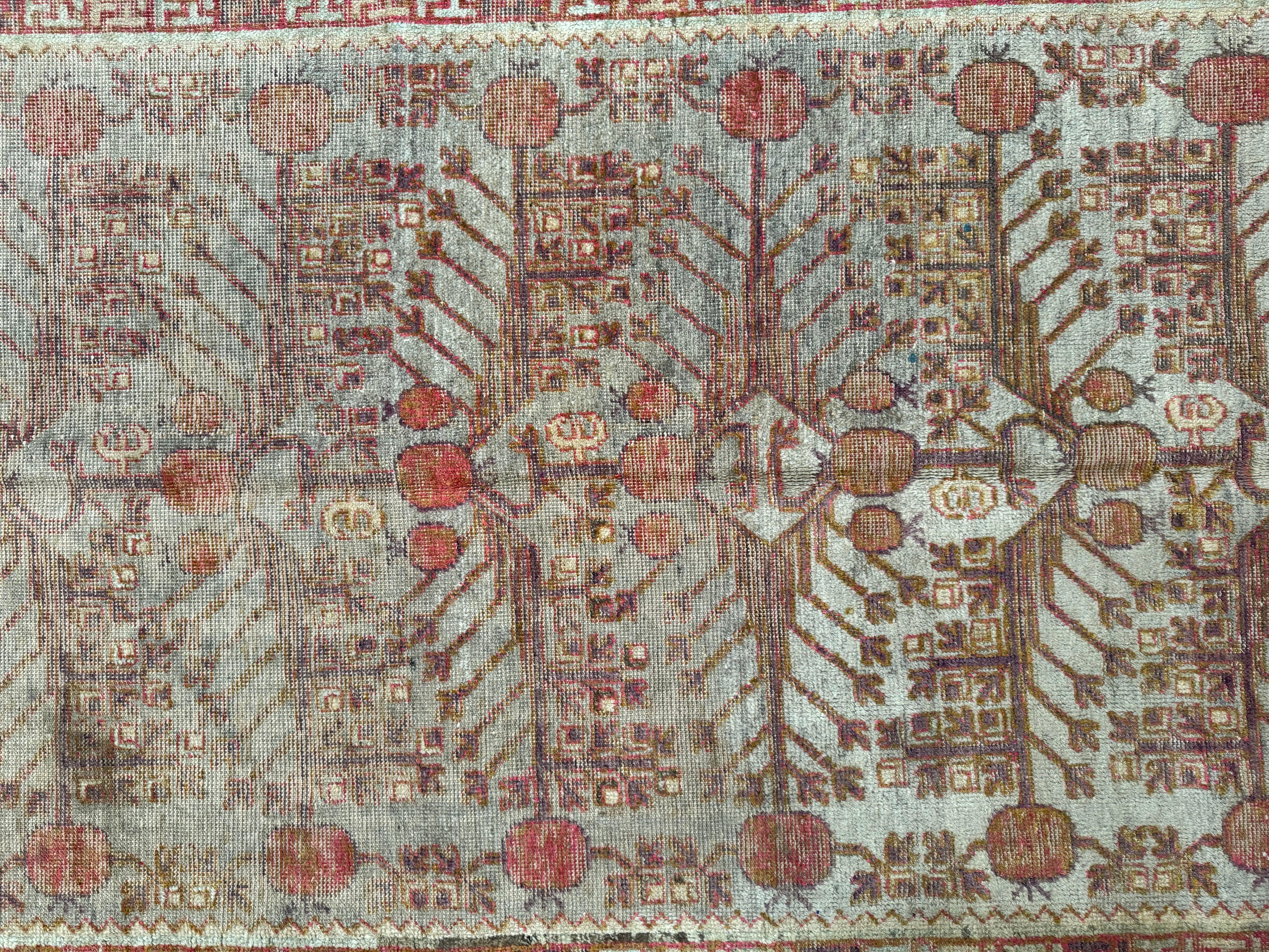 Entdecken Sie zeitlose Schönheit mit diesem antiken Samarkand-Teppich aus dem 19. Jahrhundert, der sich über eine Fläche von 9,9' x 5,0' erstreckt. Die filigranen Motive und klassischen Farben bereichern jedes amerikanische Dekor und bieten eine