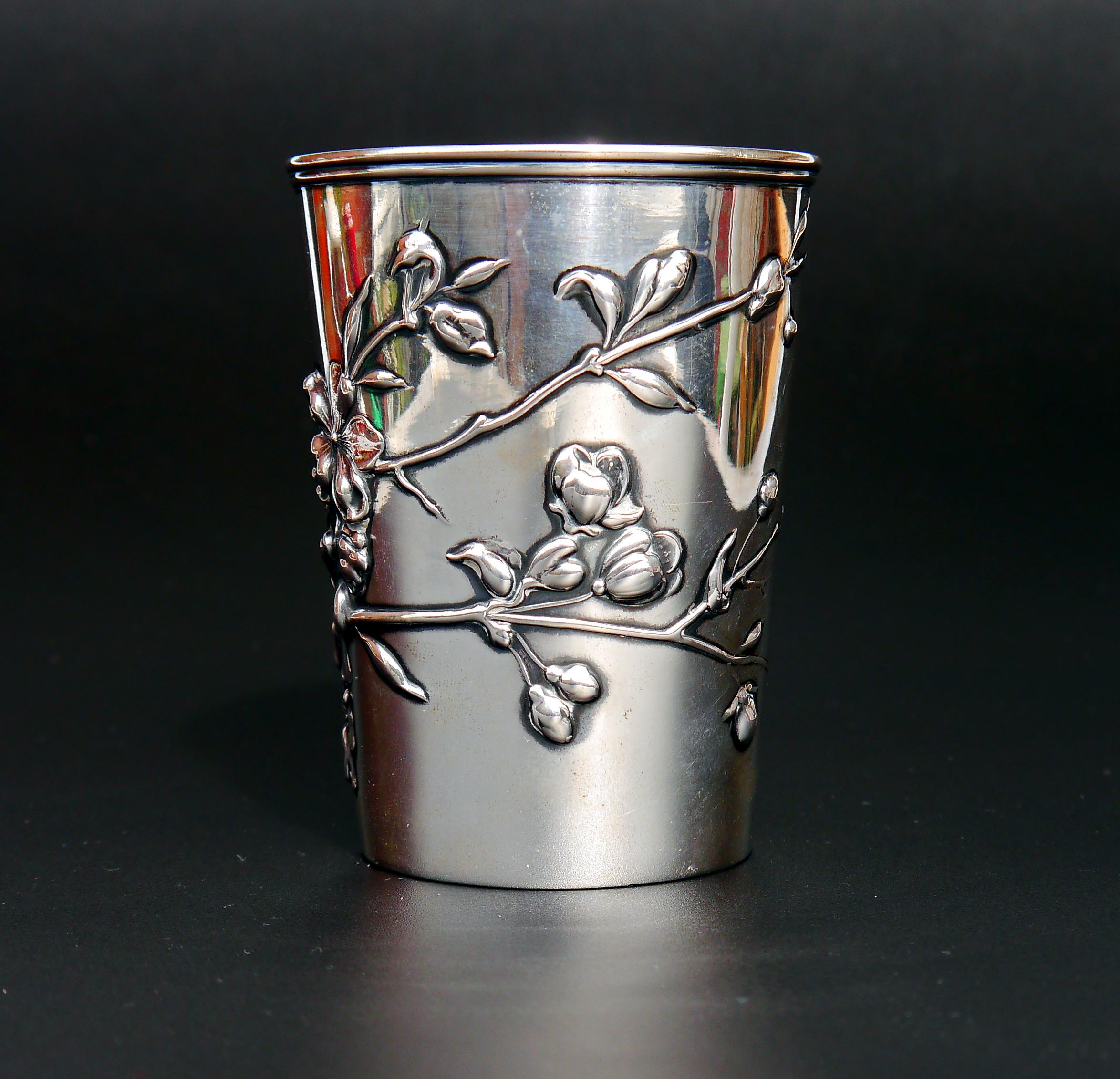 Belle coupe allemande ancienne en argent massif avec un ornement en relief représentant une branche pleine de fleurs de cerisier et deux lettres AE ou EA en cryptogramme.

Cette coupe porte un ensemble complet de poinçons allemands conventionnels.