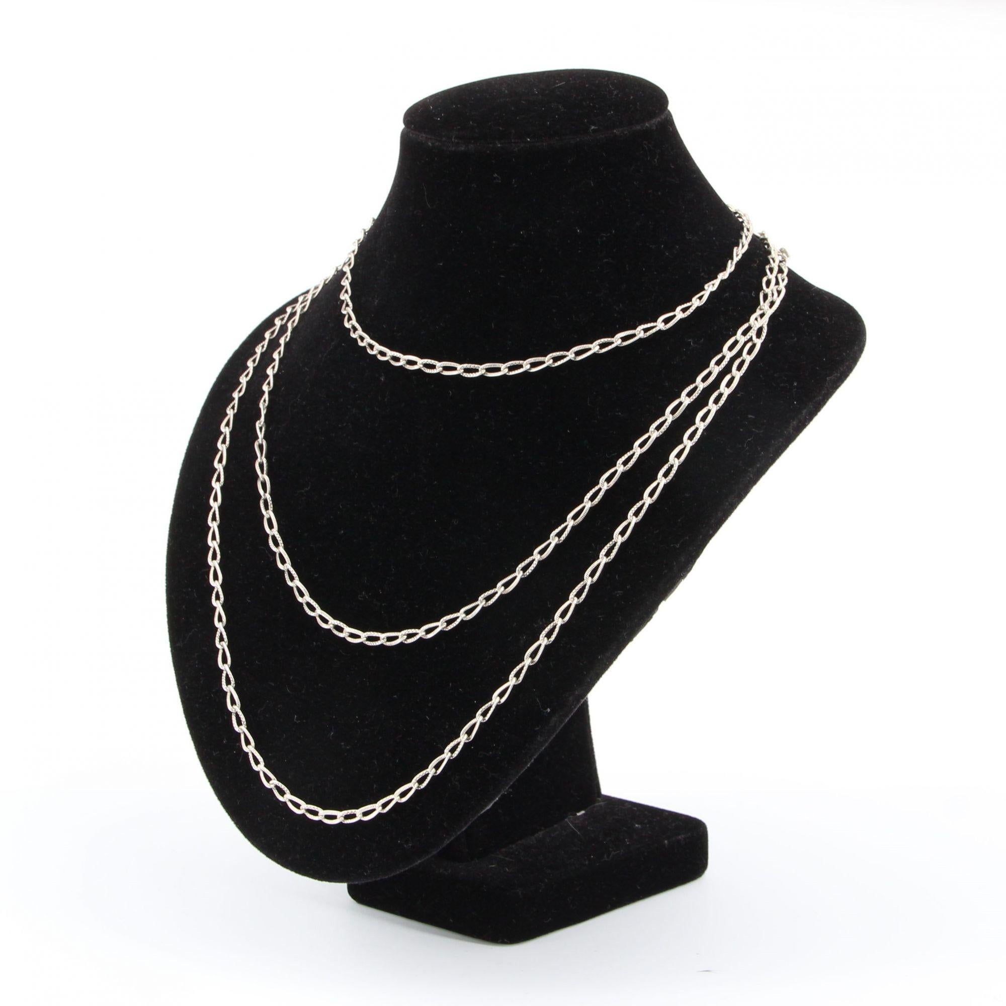 Collana a catena lunga in argento cesellato del 1900 In condizioni ottime in vendita a Poitiers, FR