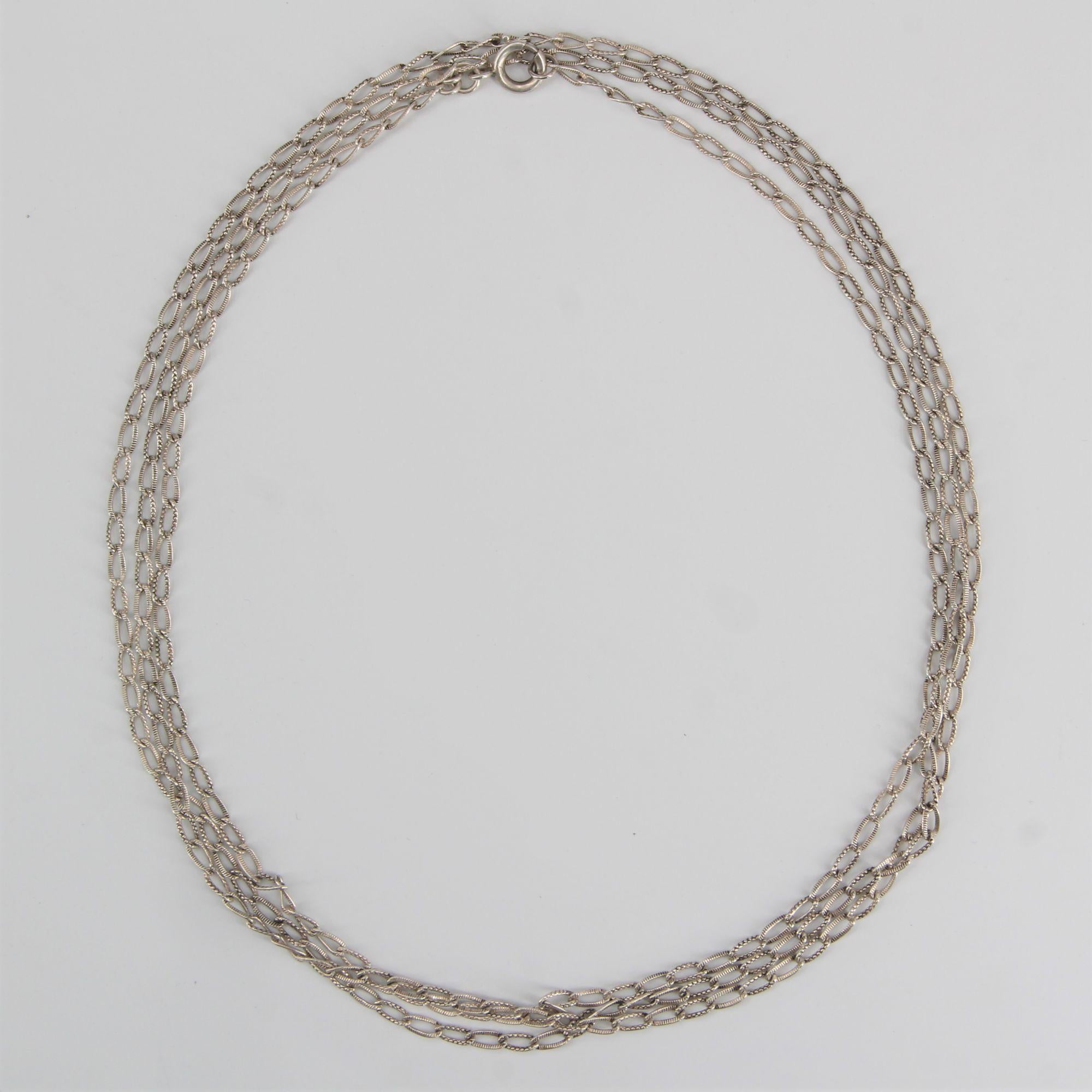 Belle Époque 1900s Chiseled Silver Long Chain Necklace For Sale