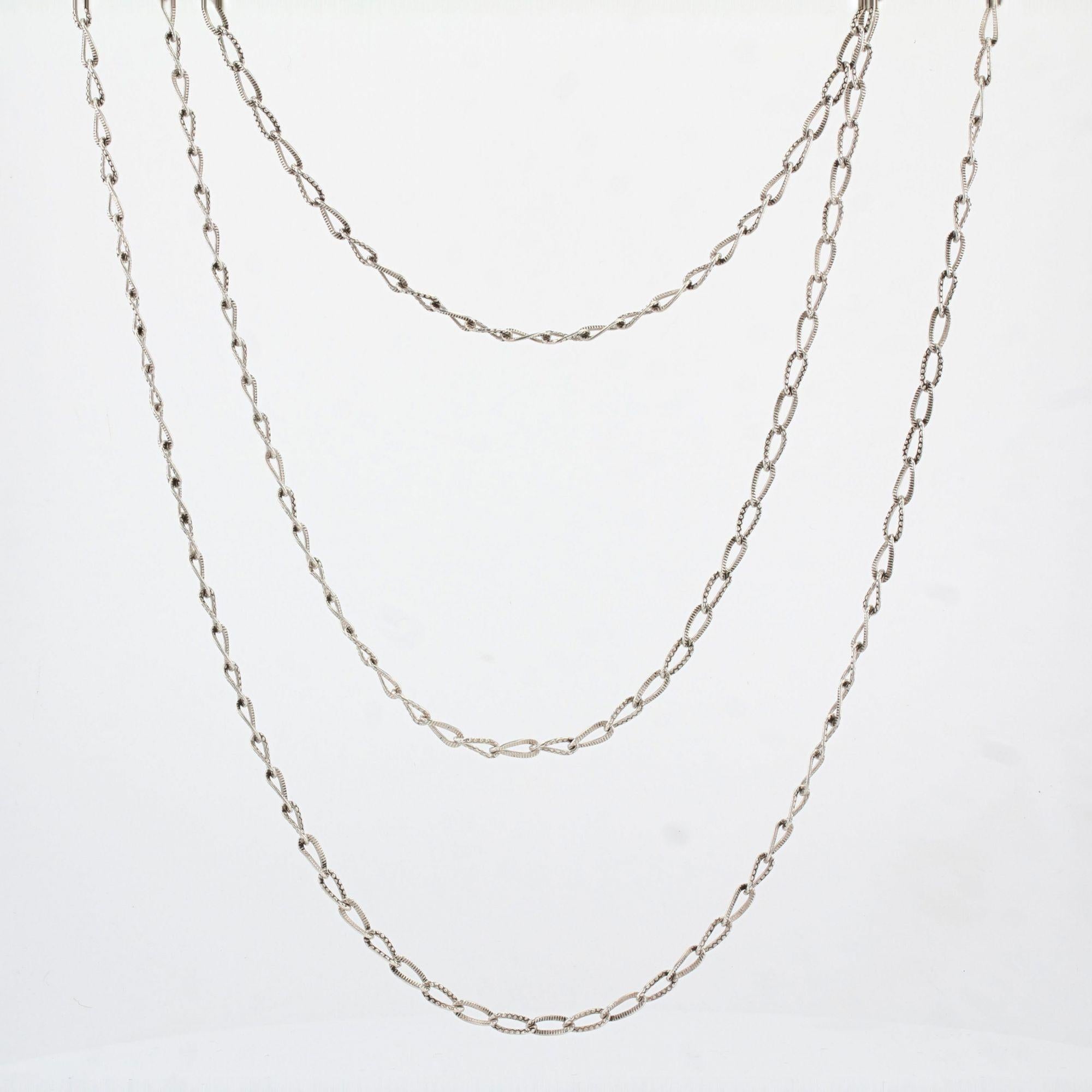 1900s Chiseled Silver Long Chain Necklace For Sale 1