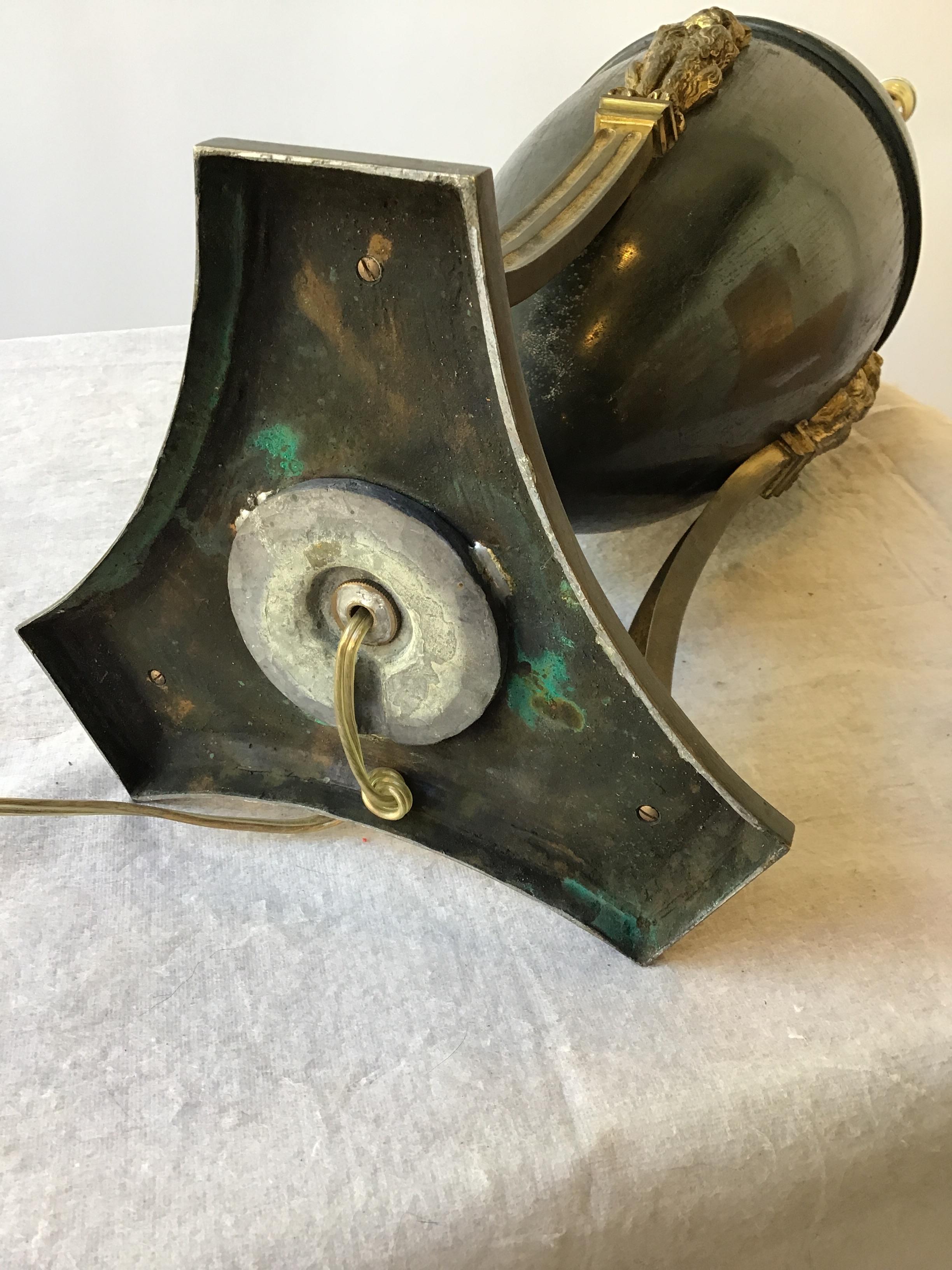 1900s Classical Metal Urn Lamp with Cats For Sale 6