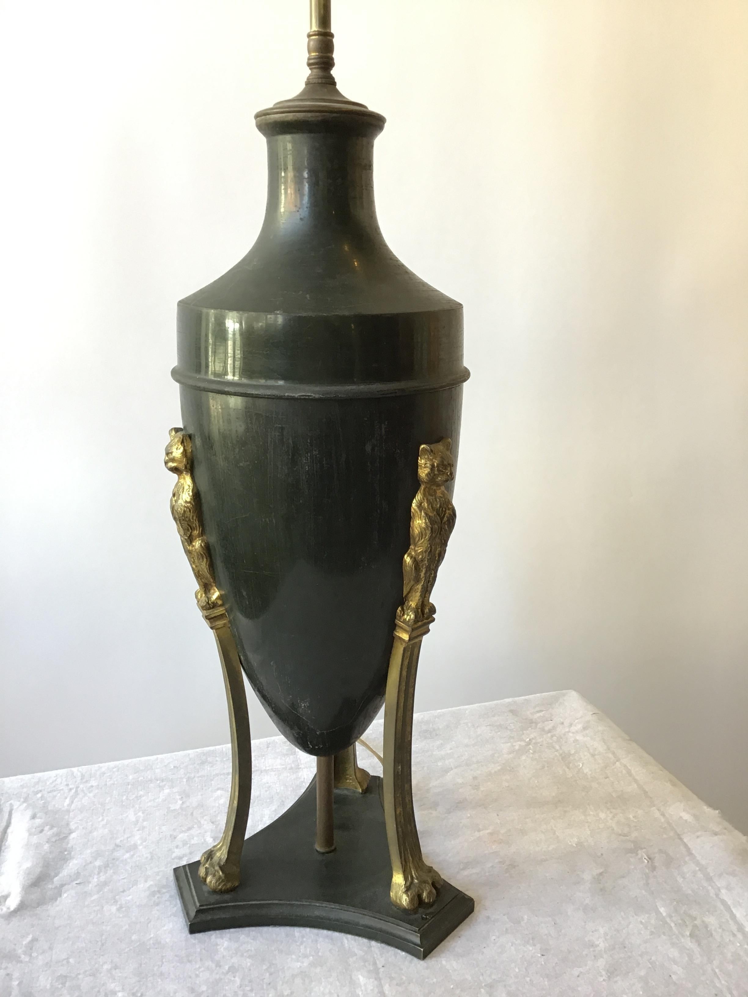 1900s Classical Metal Urn Lamp with Cats In Good Condition For Sale In Tarrytown, NY