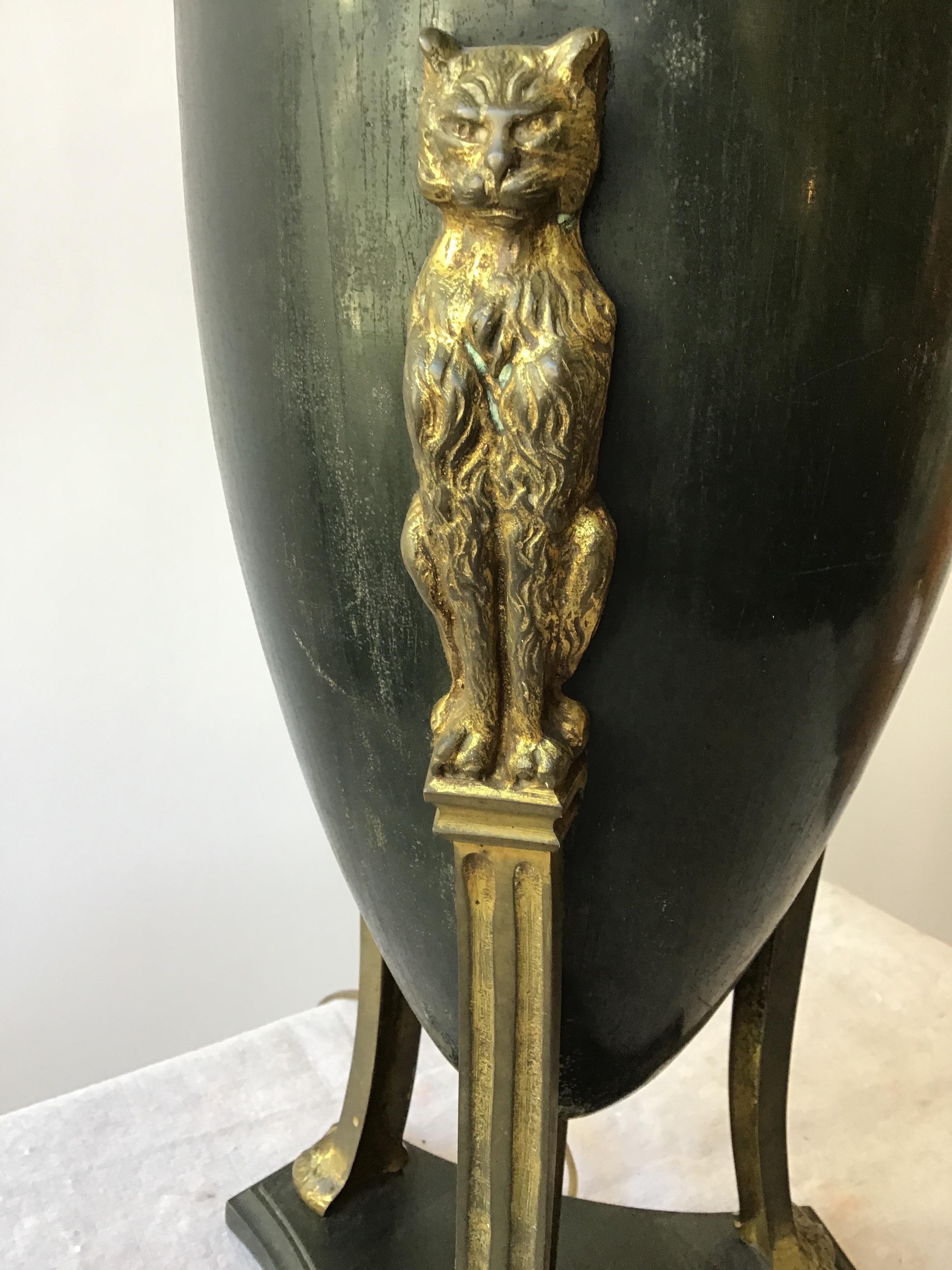 1900s Classical Metal Urn Lamp with Cats For Sale 2