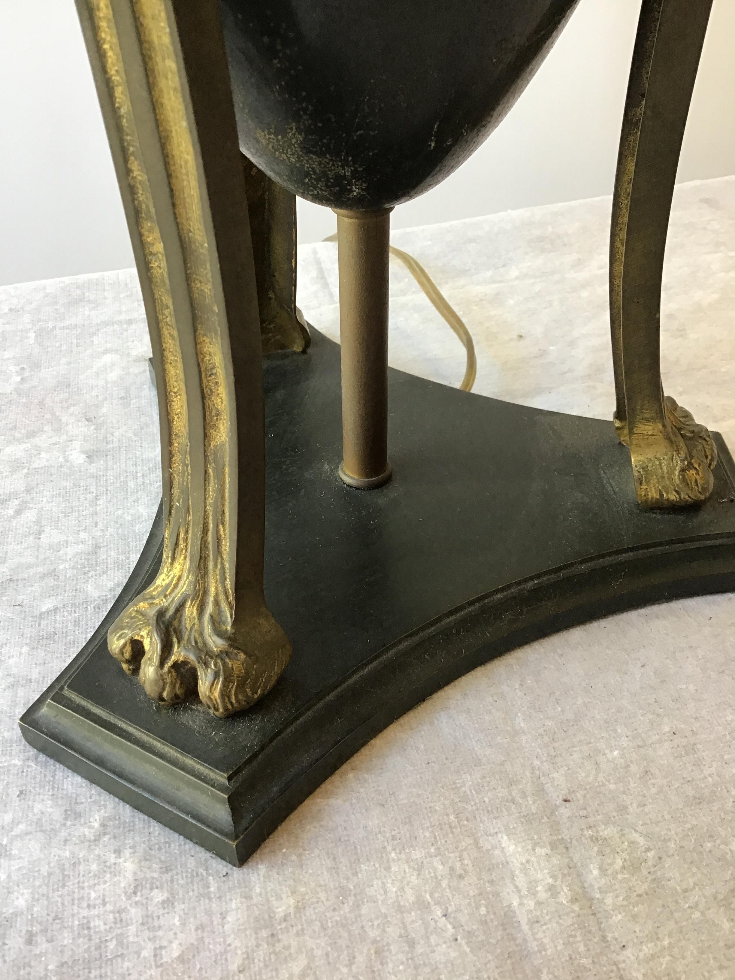 1900s Classical Metal Urn Lamp with Cats For Sale 4