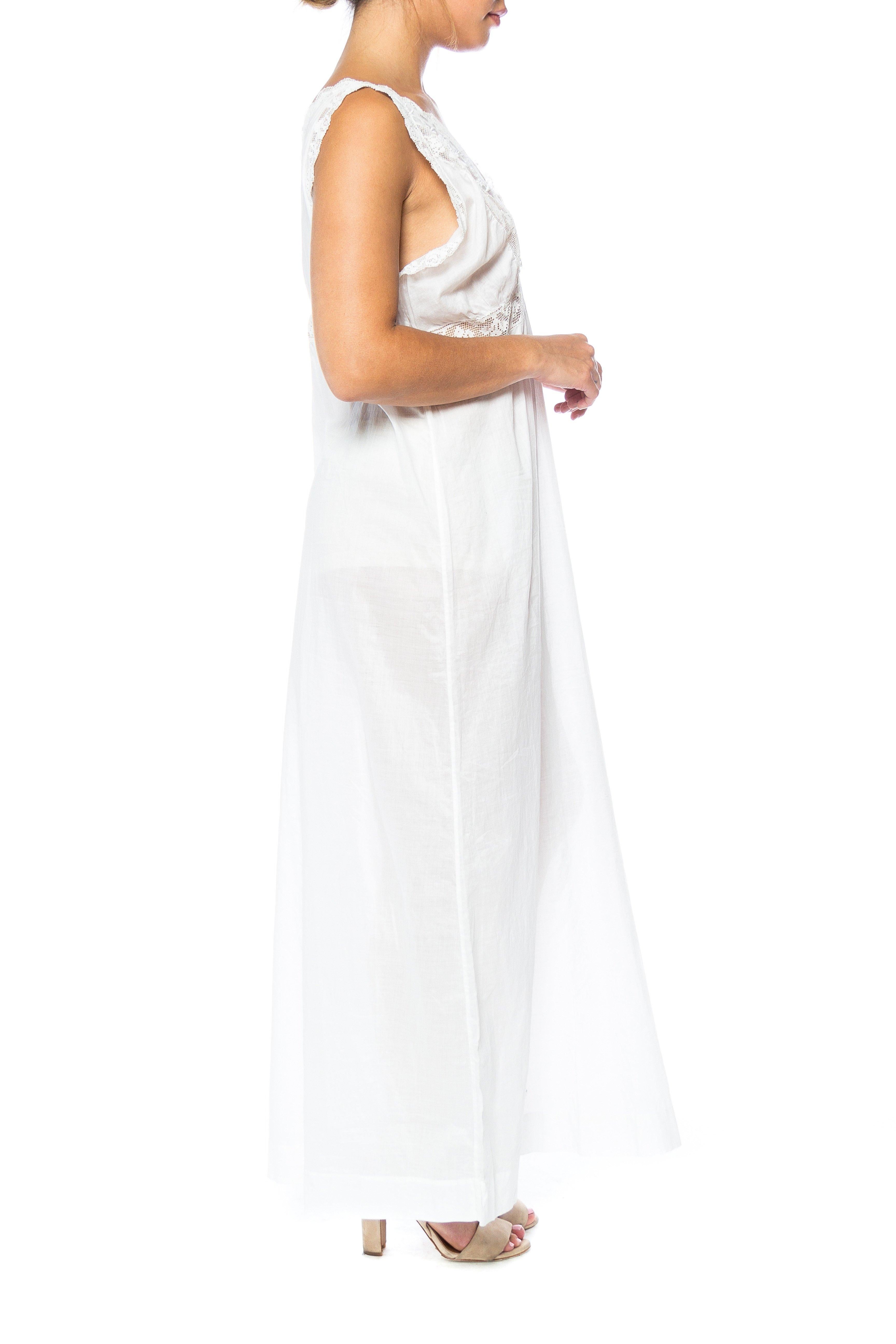 Robe de nuit édouardienne en coton blanc des années 1900 avec dentelle filet insérée et épine dorsale Pour femmes en vente