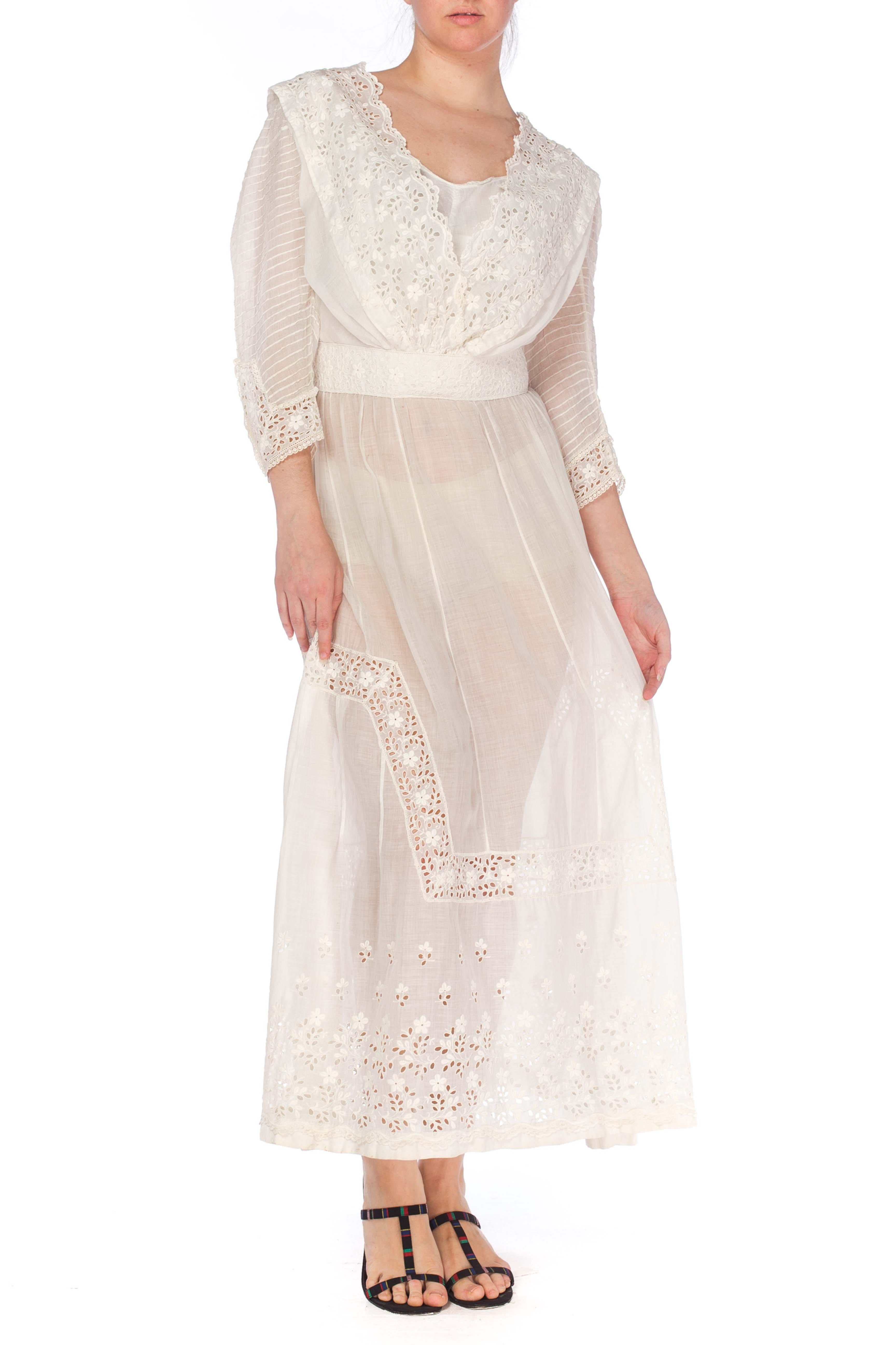 robe 1900S en gazon de coton blanc et dentelle édouardienne à œillets avec manches plissées