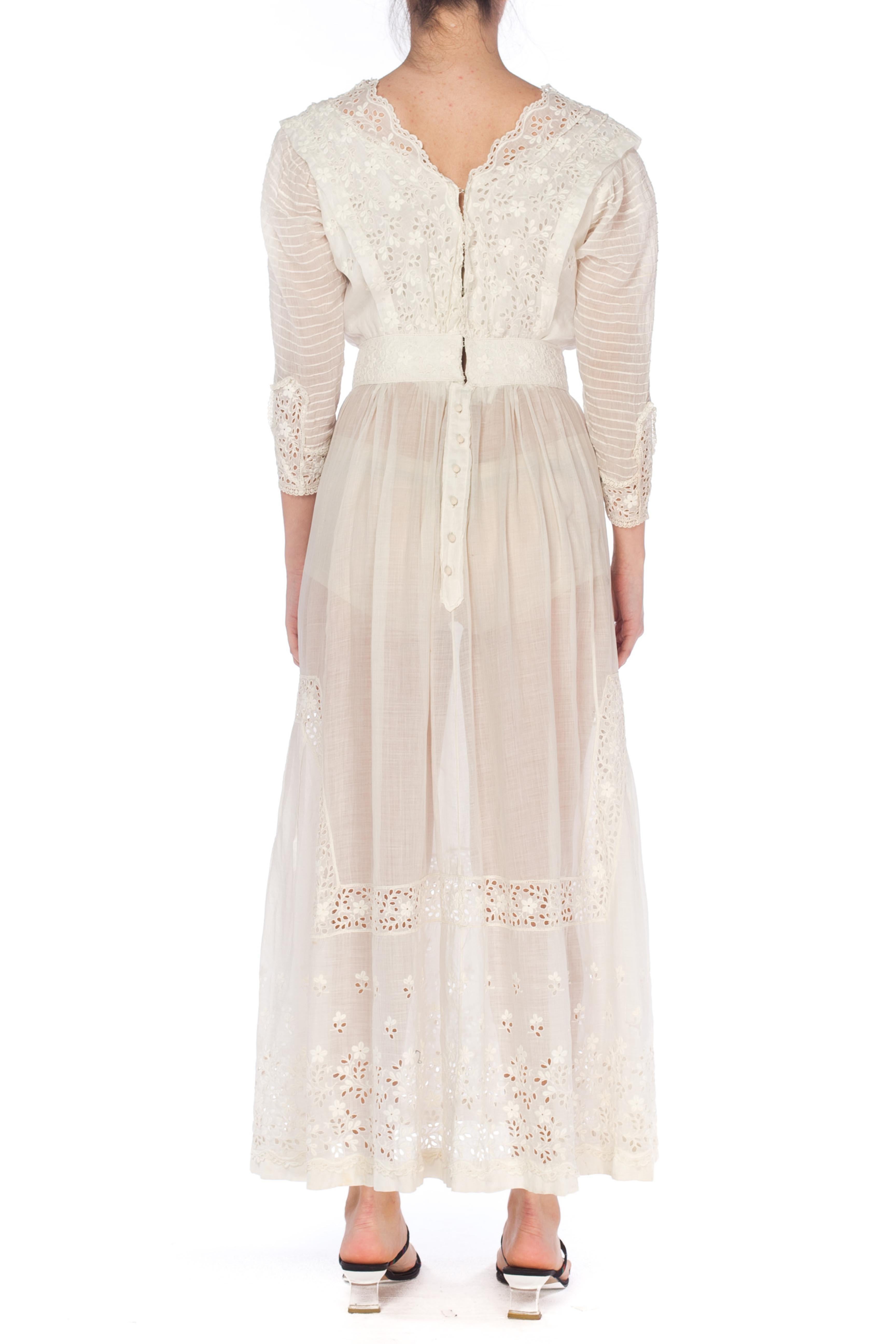 Blanc Robe de jardin en coton blanc et dentelle à œillets édouardienne avec manches plissées, années 1900 en vente