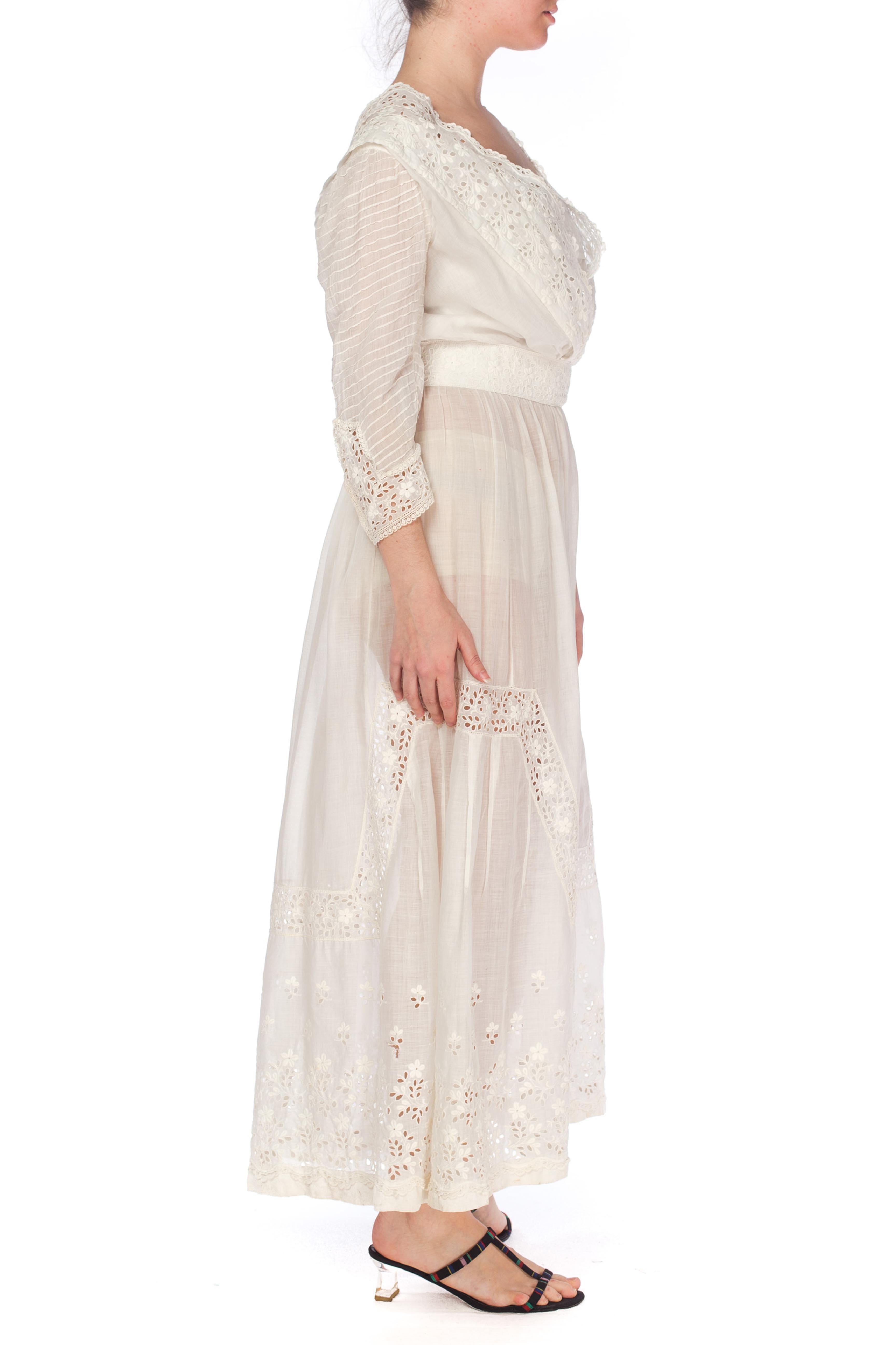 1900er Weißes Baumwollkleid aus Lamm und edwardianischer Spitze mit Ösenärmeln und Pintucked-Ärmeln Damen im Angebot