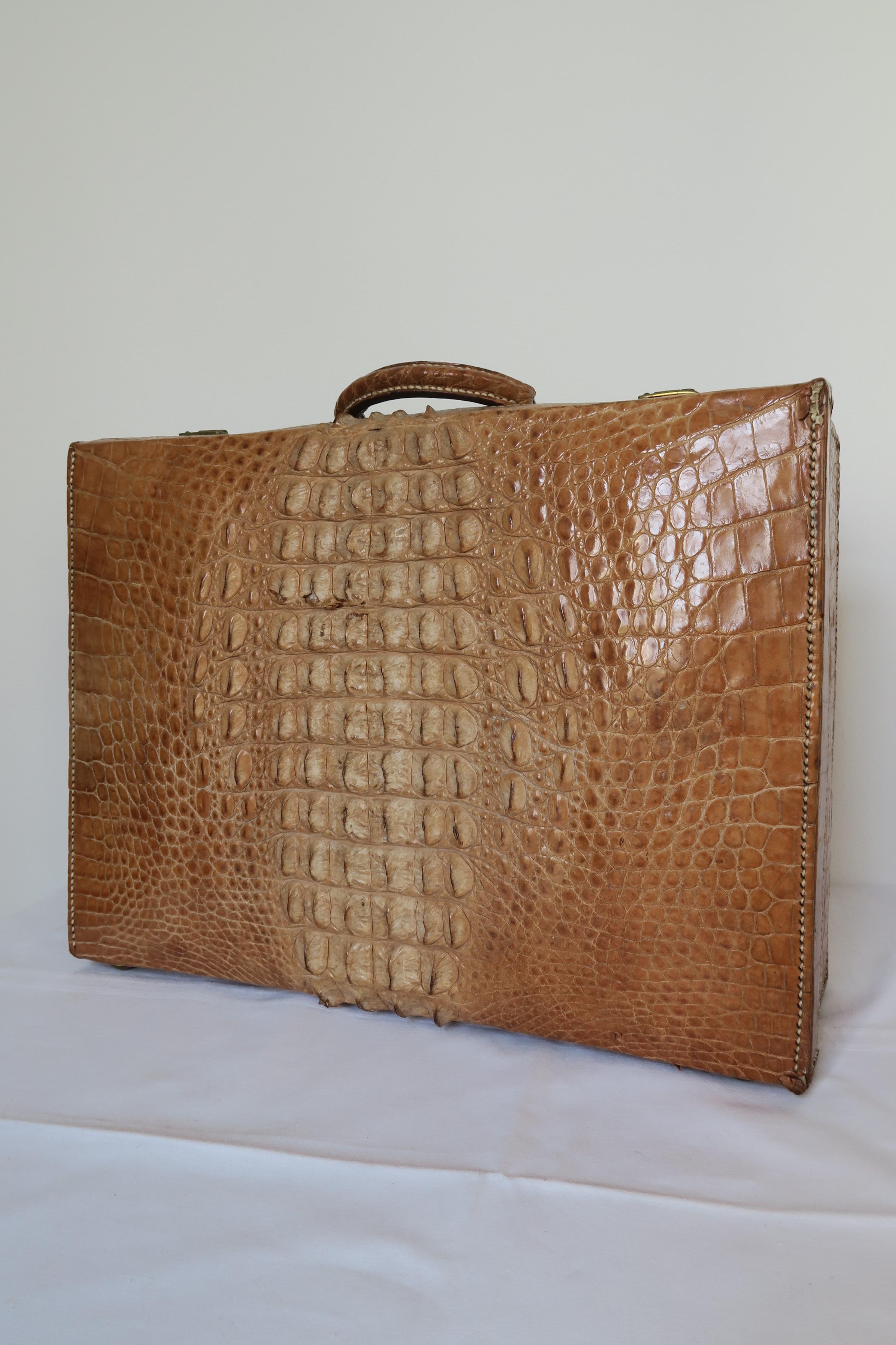 In this ad you get the chance to buy an old African crocodile suitcase from England. The skin has a rare tan shade and beautifully pronounced points on the top side of the suitcase. The hardware has been made from brass. Handle, corners and bottom