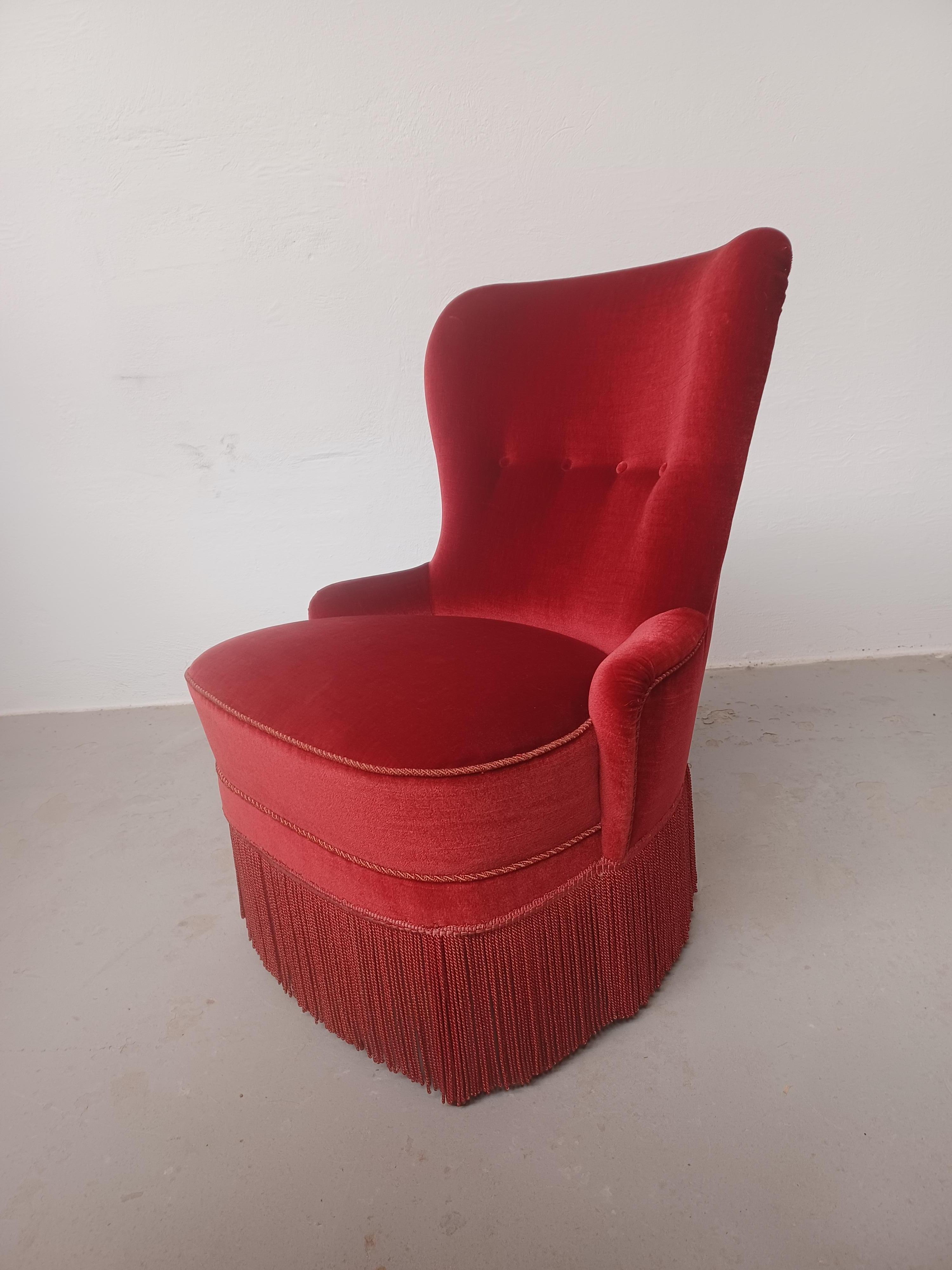 Dänischer Sessel aus der Zeit um 1900, neu gepolstert mit rotem Samt

Sessel aus dem Anfang der 1900er Jahre, neu gepolstert mit rotem Samt.

Der Stuhl wurde vollständig restauriert, mit neuen Federn und rotem Velours versehen und befindet sich in