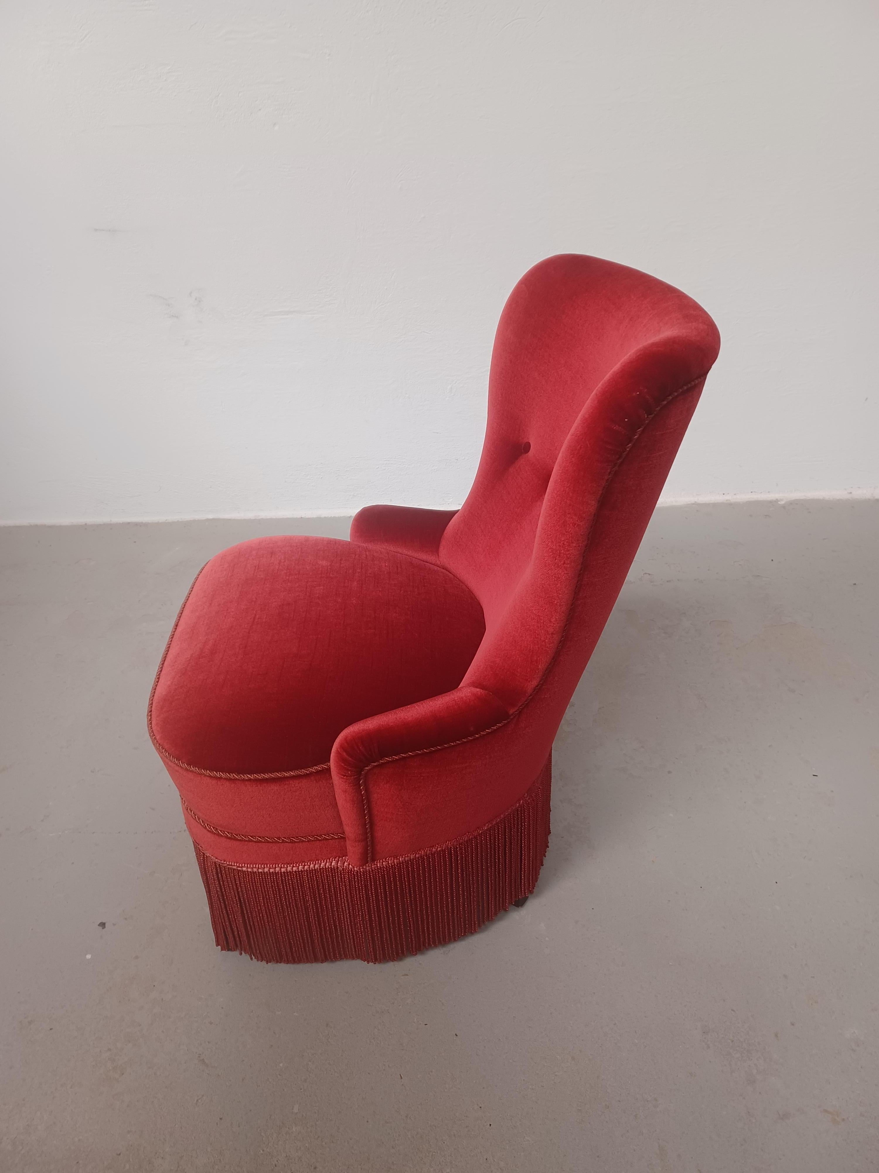 Dänischer Sessel um 1900, neu gepolstert mit rotem Samt (Art nouveau) im Angebot