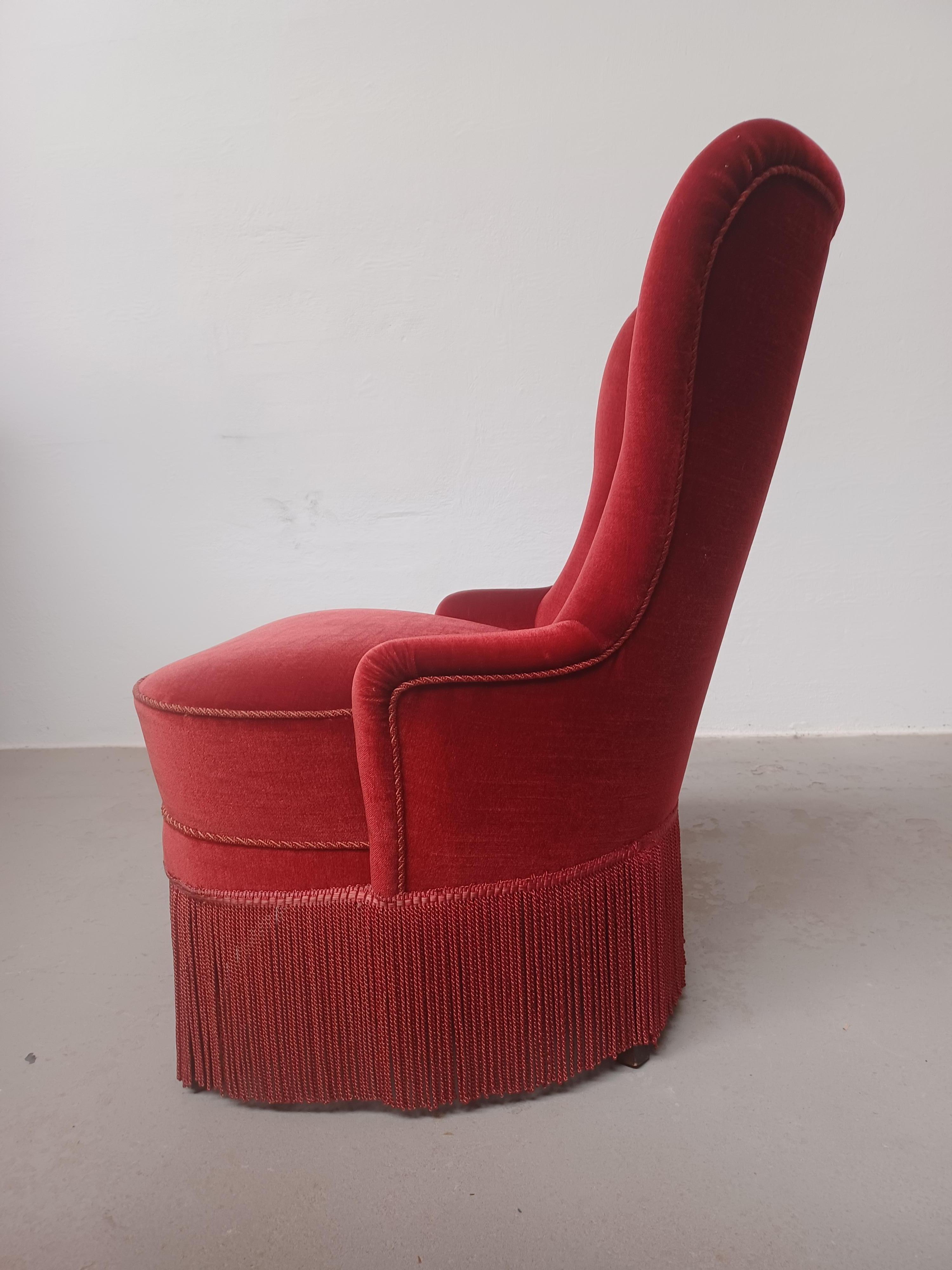 Dänischer Sessel um 1900, neu gepolstert mit rotem Samt im Zustand „Hervorragend“ im Angebot in Knebel, DK