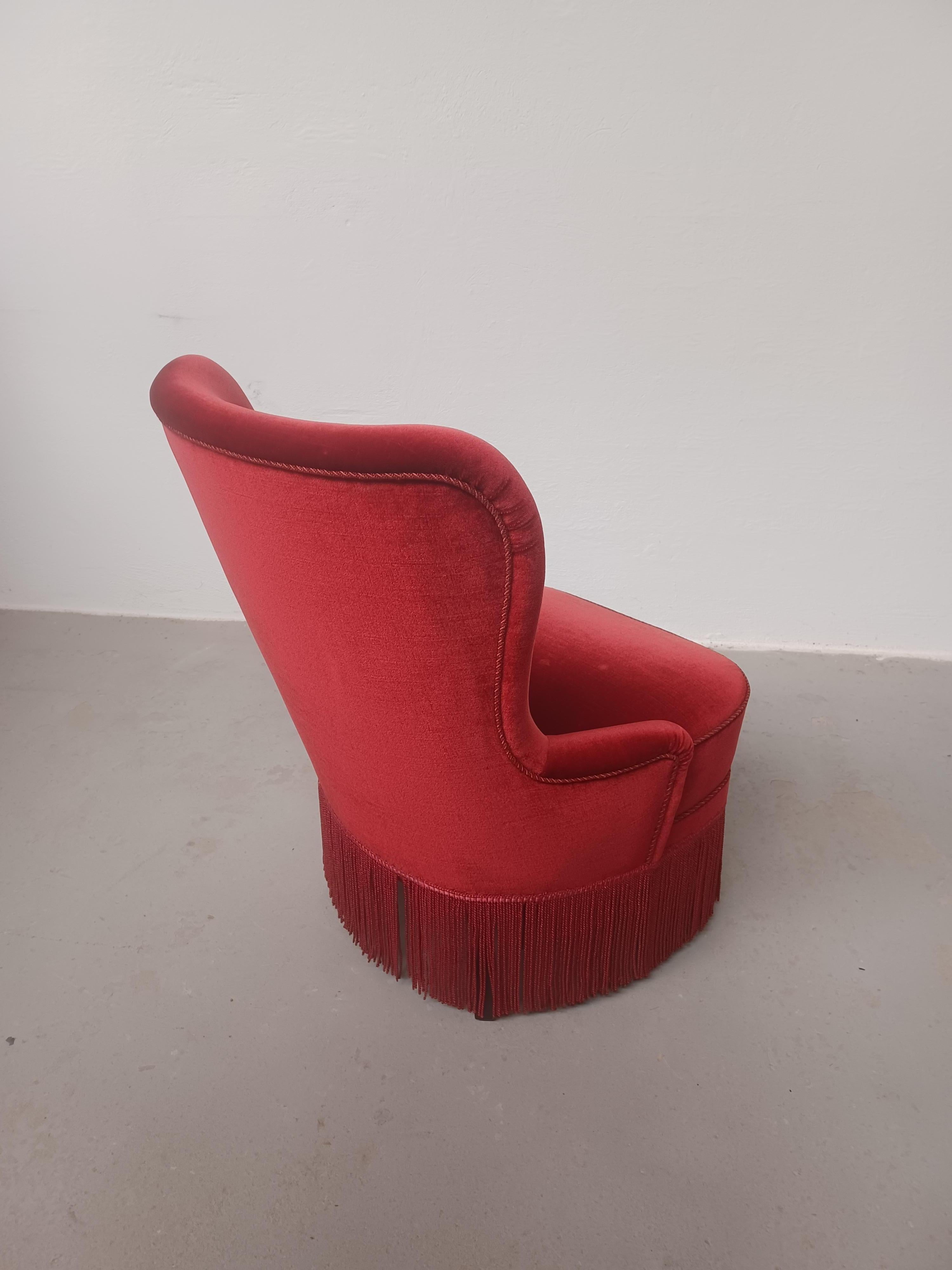Dänischer Sessel um 1900, neu gepolstert mit rotem Samt im Angebot 2