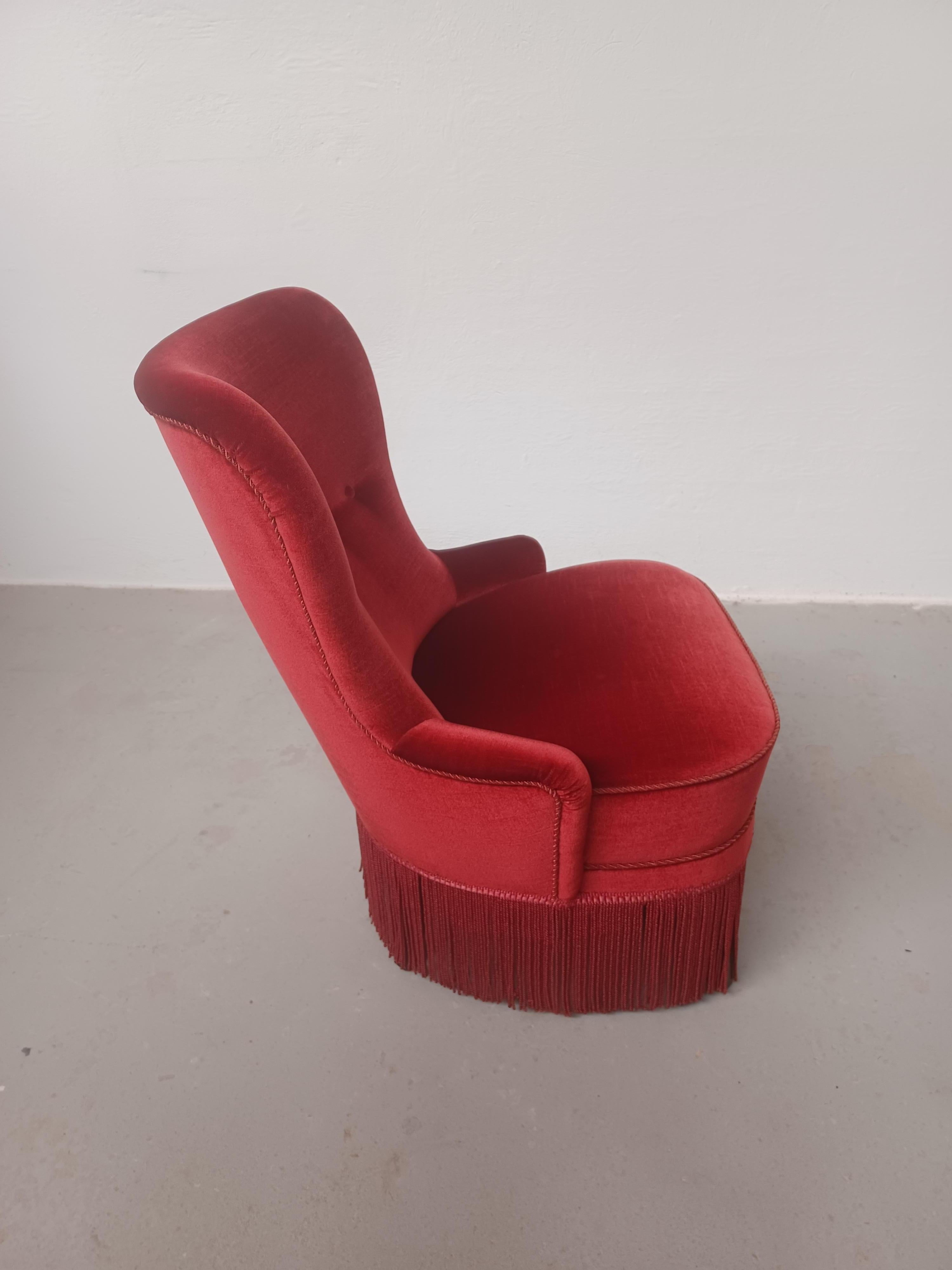 Dänischer Sessel um 1900, neu gepolstert mit rotem Samt im Angebot 3