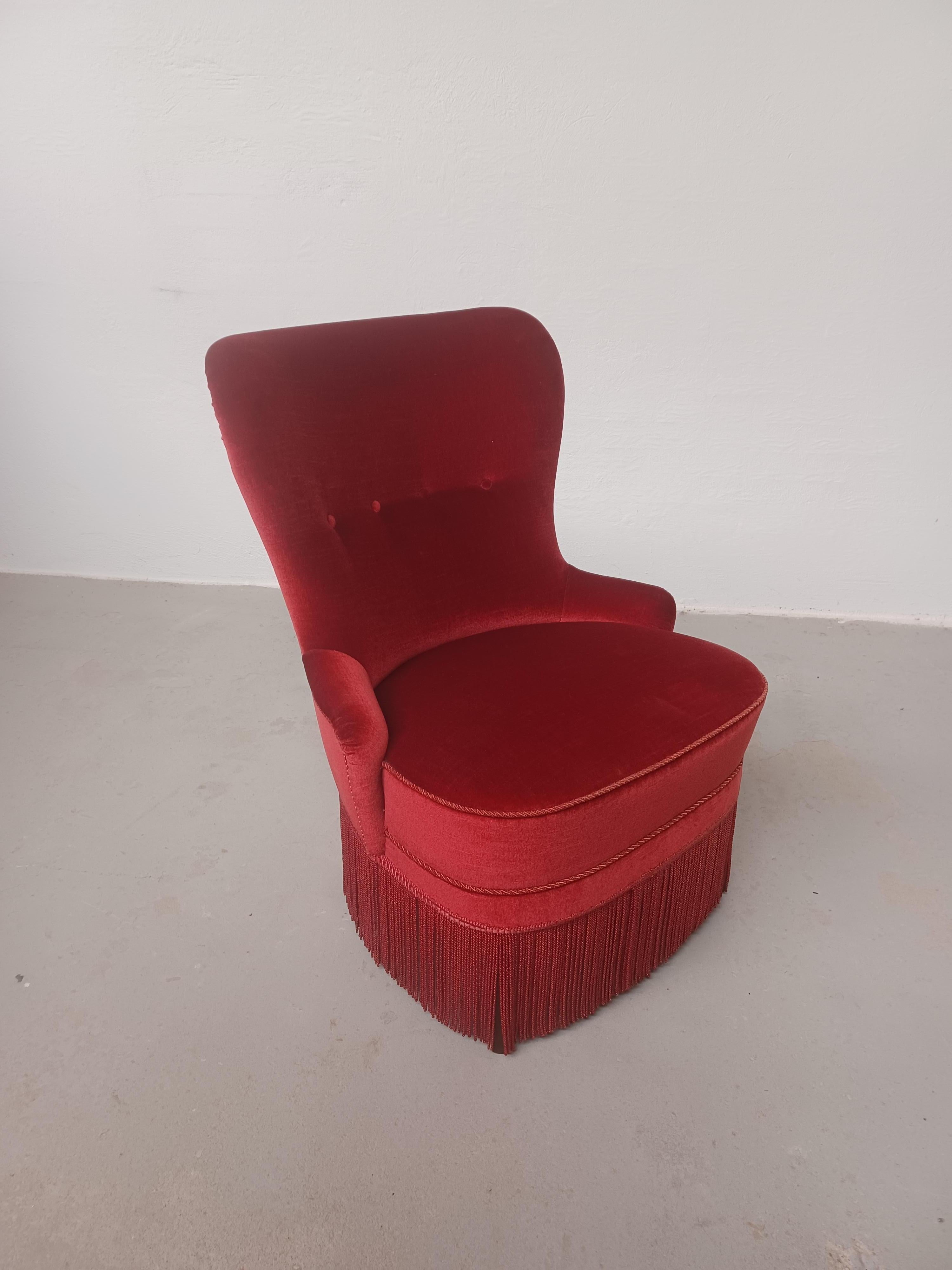 Dänischer Sessel um 1900, neu gepolstert mit rotem Samt im Angebot 4