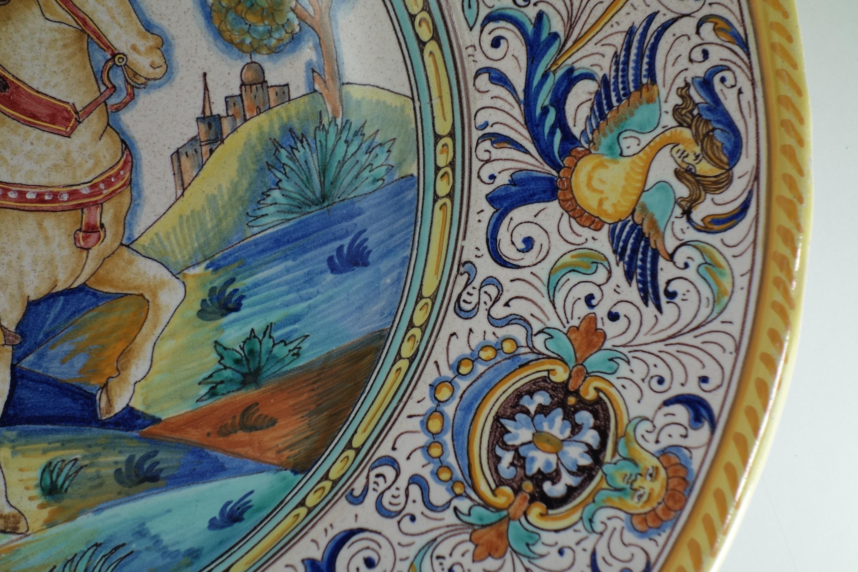 1900s David Zipirovic Deruta Renacimiento Renacimiento Mayólica Desfile Placa principios del siglo XX en venta