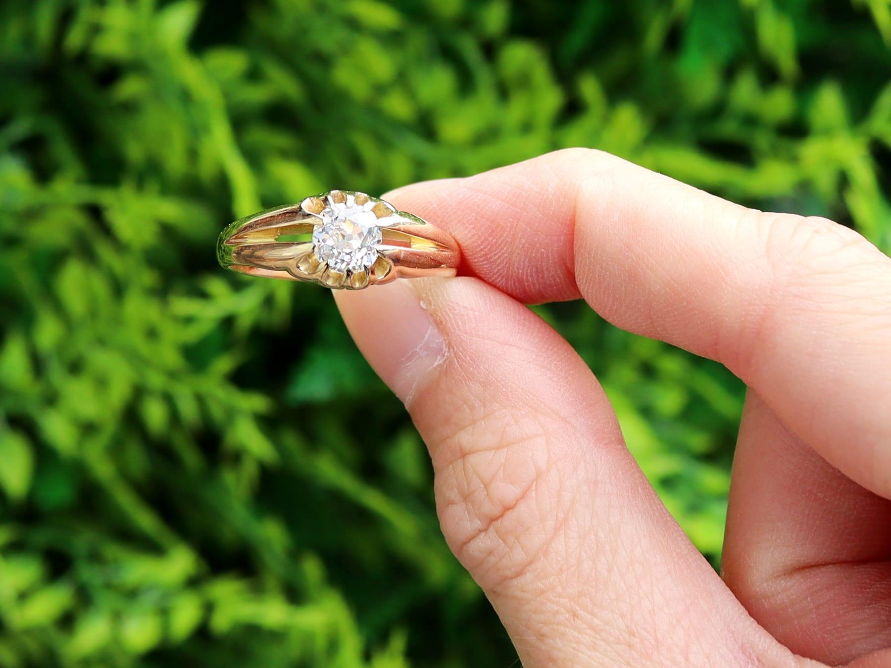 Un raffinato e imponente anello solitario in oro giallo 18 carati e diamanti di epoca edoardiana da 0,93 carati; fa parte delle nostre collezioni di gioielli antichi e di gioielli di proprietà.

Questo anello antico con solitario di diamanti