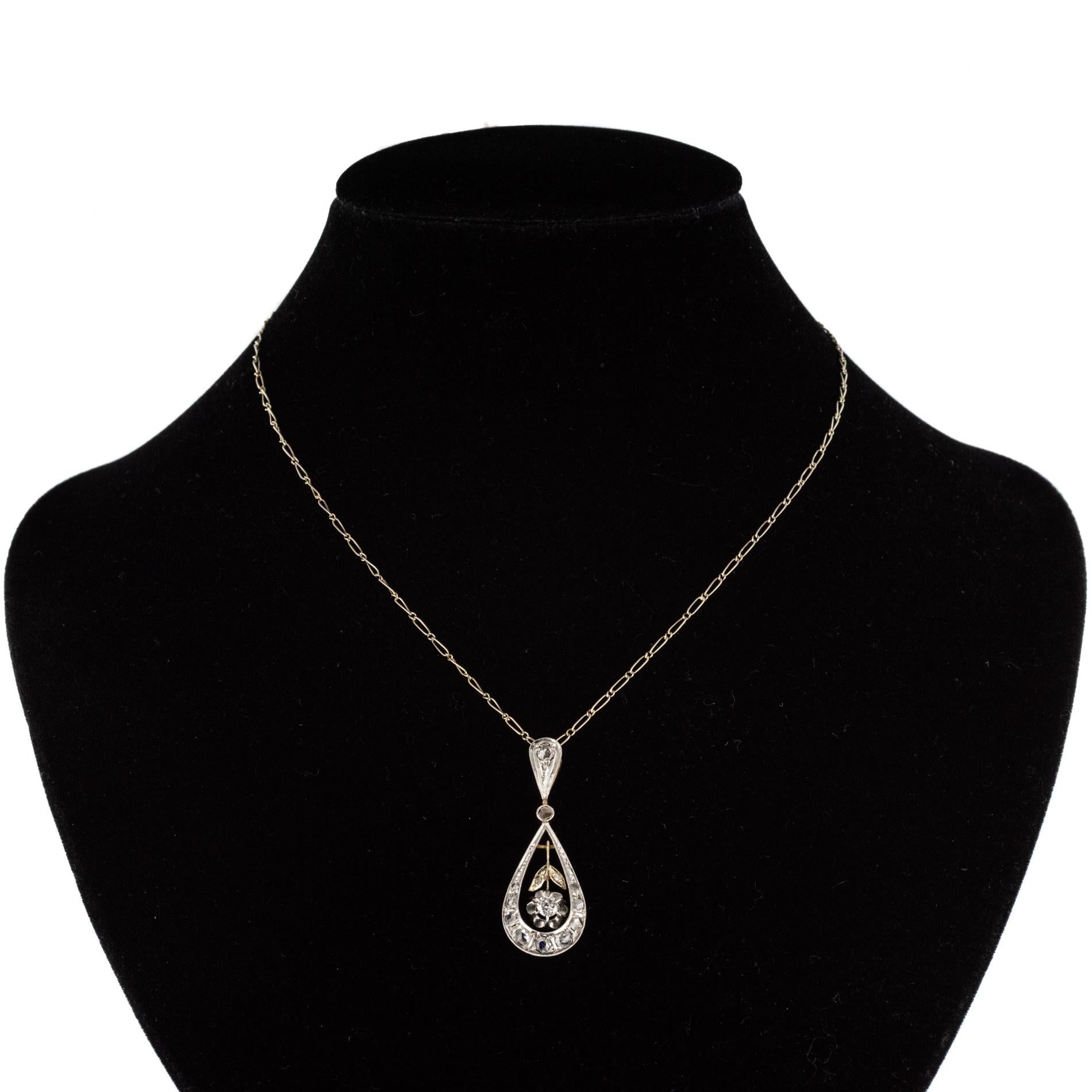 1900s Diamonds 18 Karat Gold Drop Pendant and Chain In Good Condition For Sale In Poitiers, FR