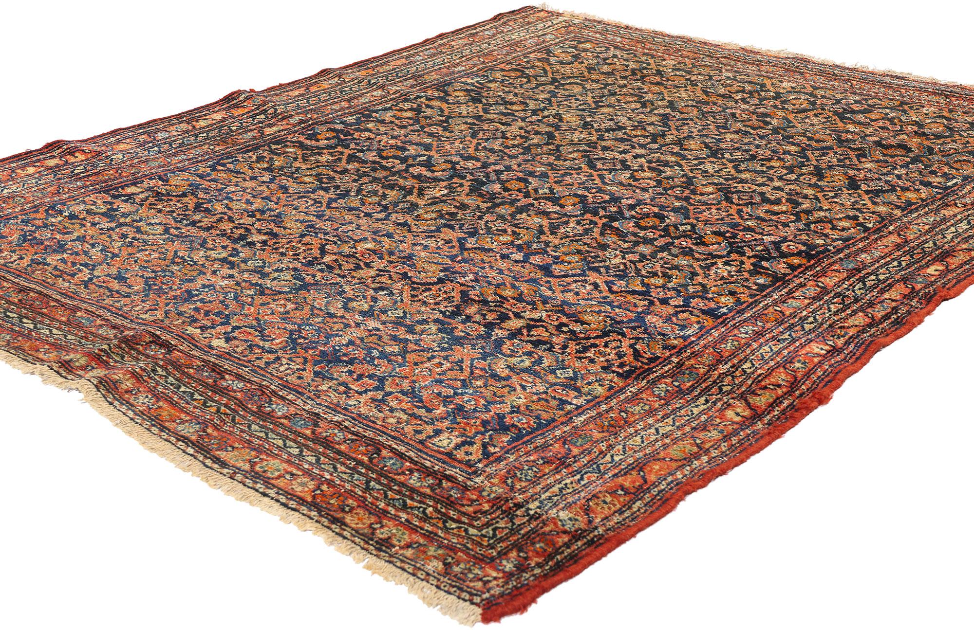 78986 Antiker persischer Mahal-Teppich, 04'07 x 06'02. Dieser handgeknüpfte antike persische Mahal-Teppich aus Wolle fängt die Essenz des modernen rustikalen Charmes ein, der sich mit entspanntem Luxus verbindet. Das nachtblaue Feld ist mit einem