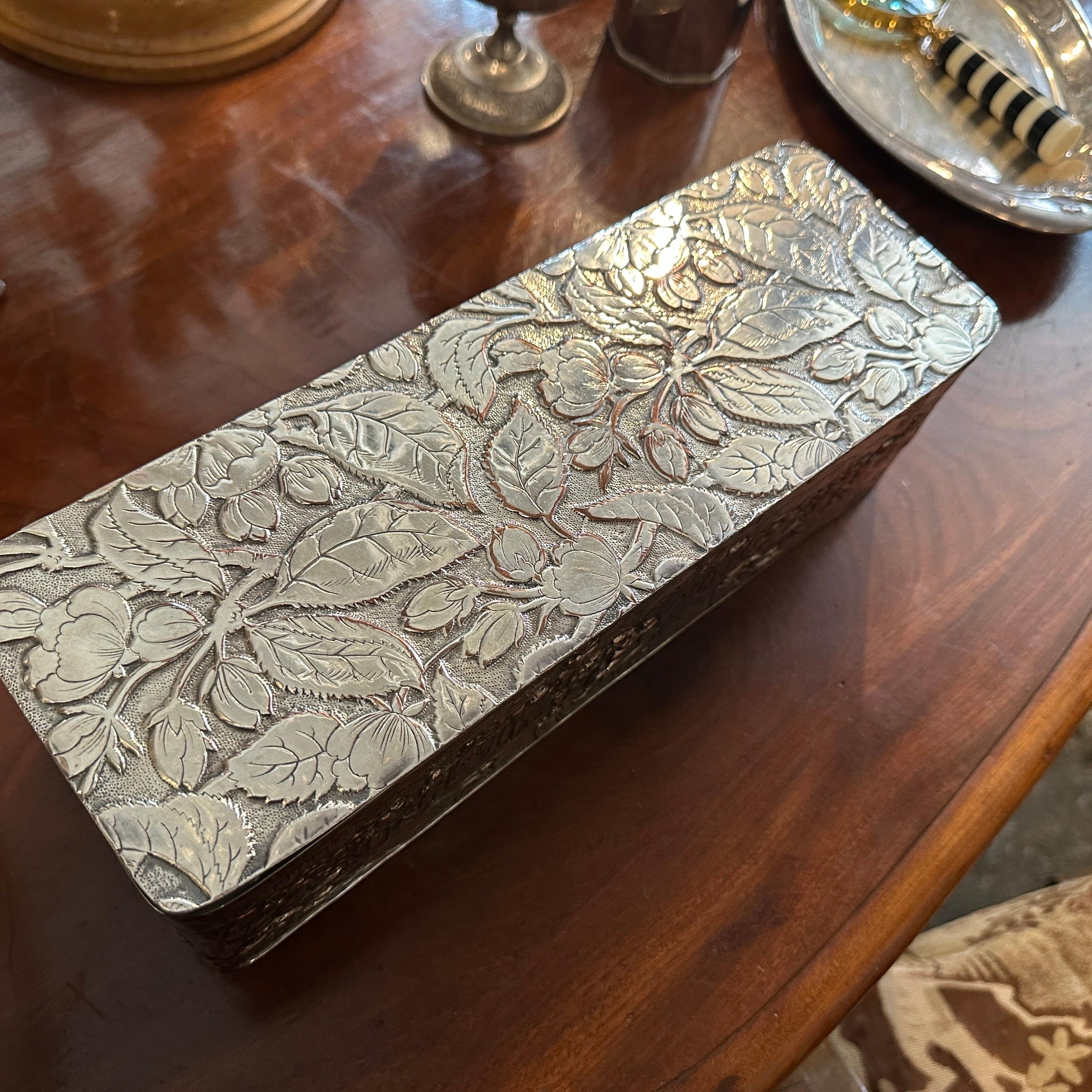 1900s Dutch Colonial Style Copper Silver Plated American Box by Barbour & co. In Good Condition In Catania, Sicilia