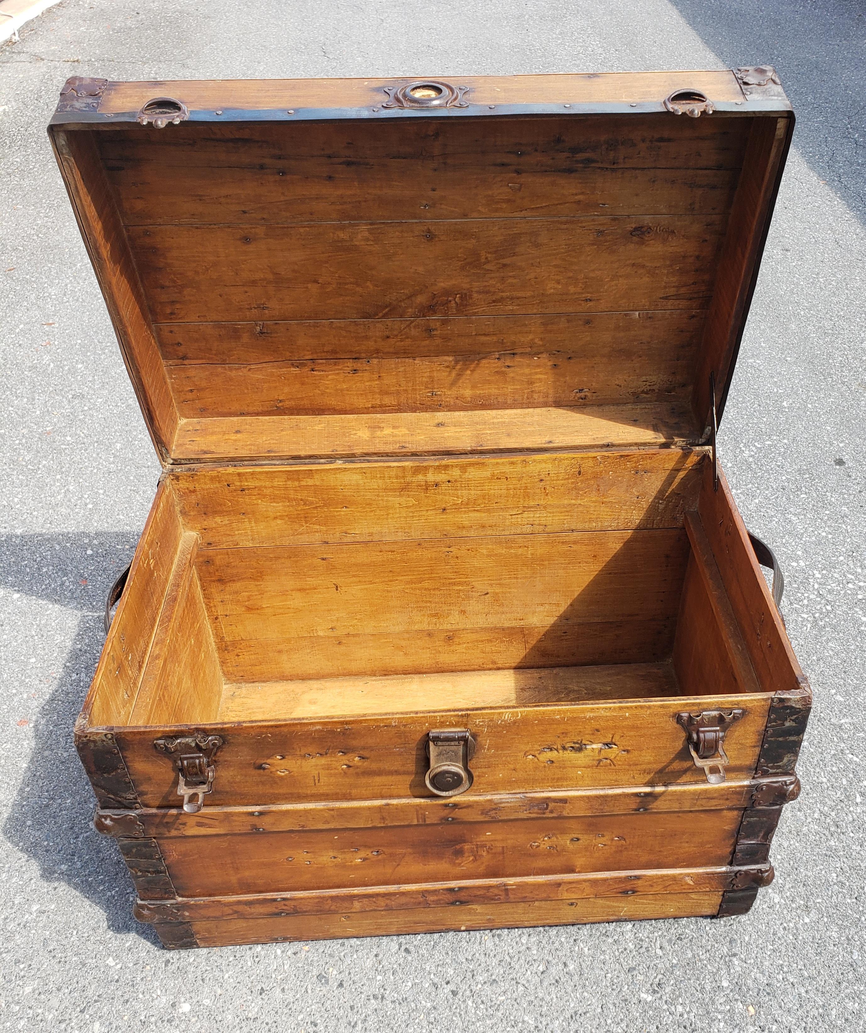 1900s Early American Style Refinished Pine and Metal Blanket Trunk In Good Condition For Sale In Germantown, MD