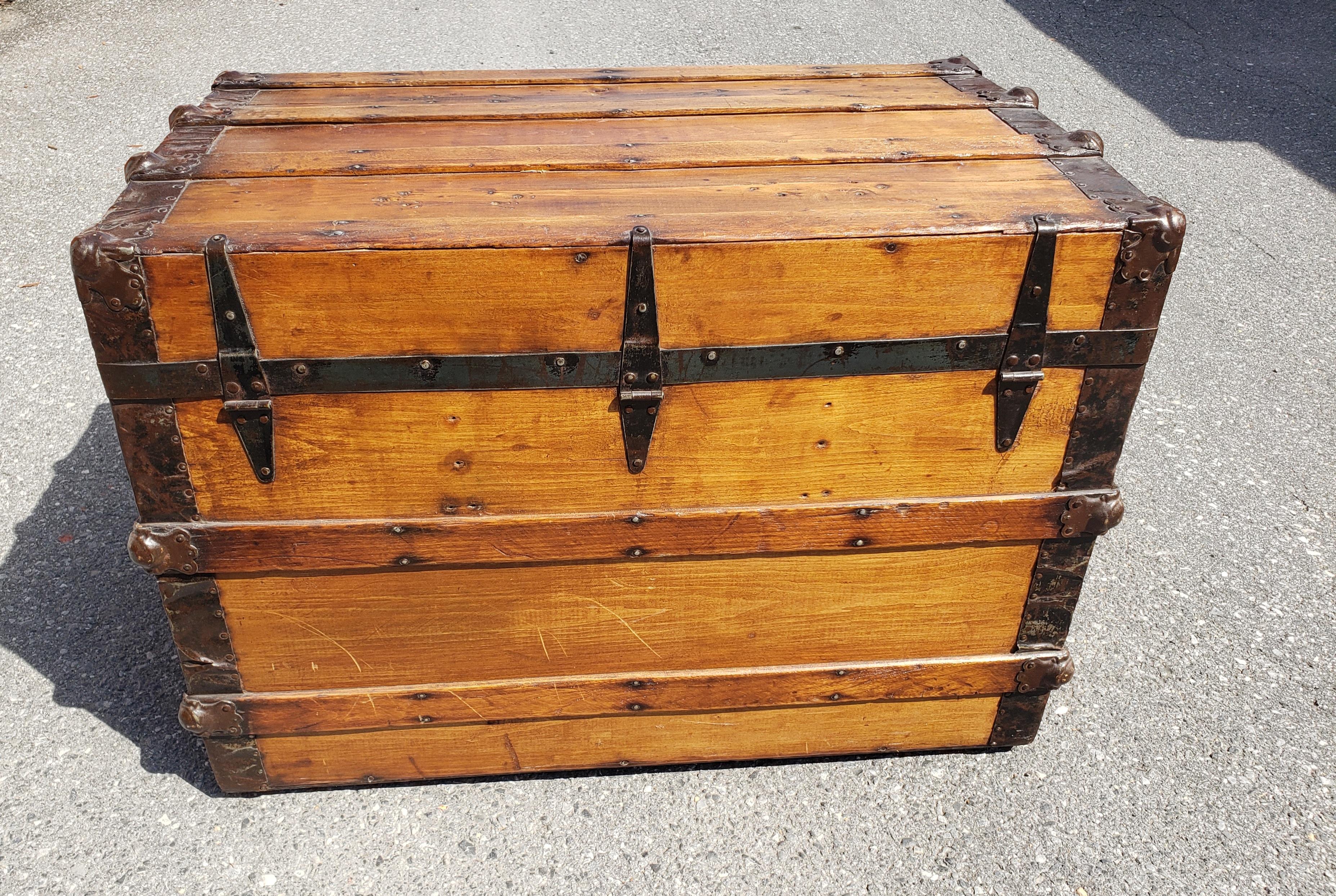 1900s Early American Style Refinished Pine and Metal Blanket Trunk For Sale 1
