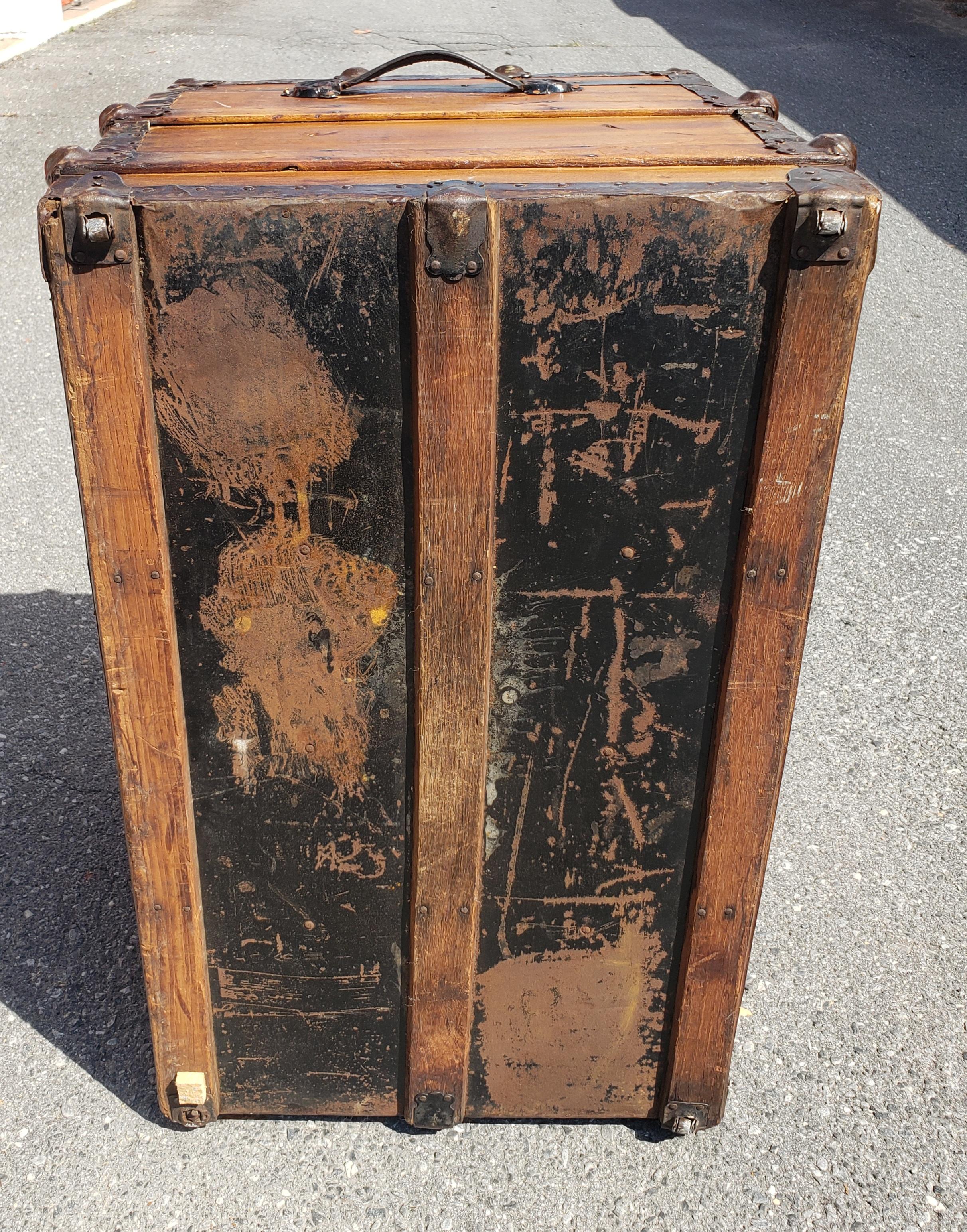1900s Early American Style Refinished Pine and Metal Blanket Trunk For Sale 2