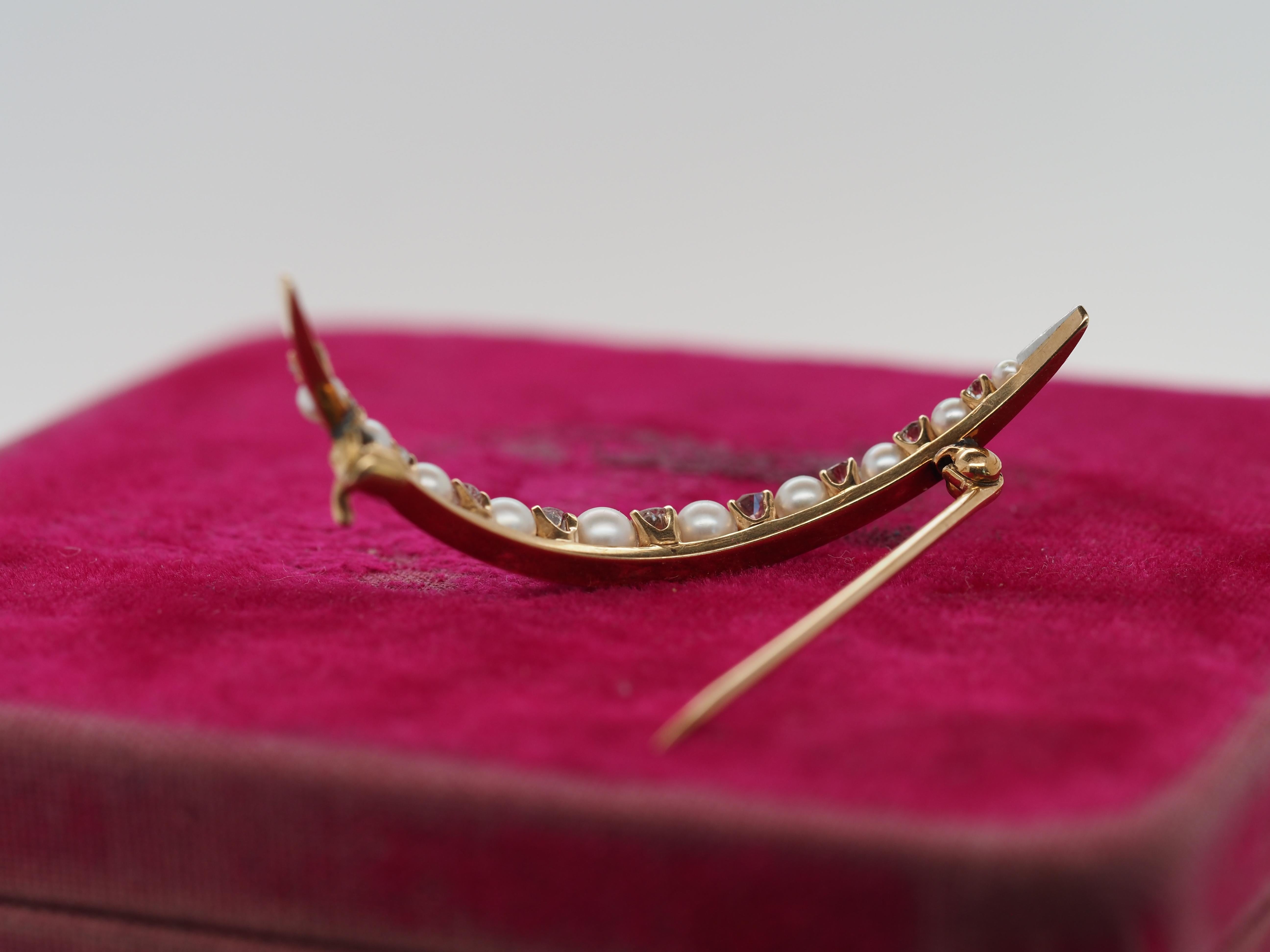 1900s Edwardian 14k Yellow Gold Pearl and Old European Diamond Crescent Pin In Good Condition For Sale In Atlanta, GA