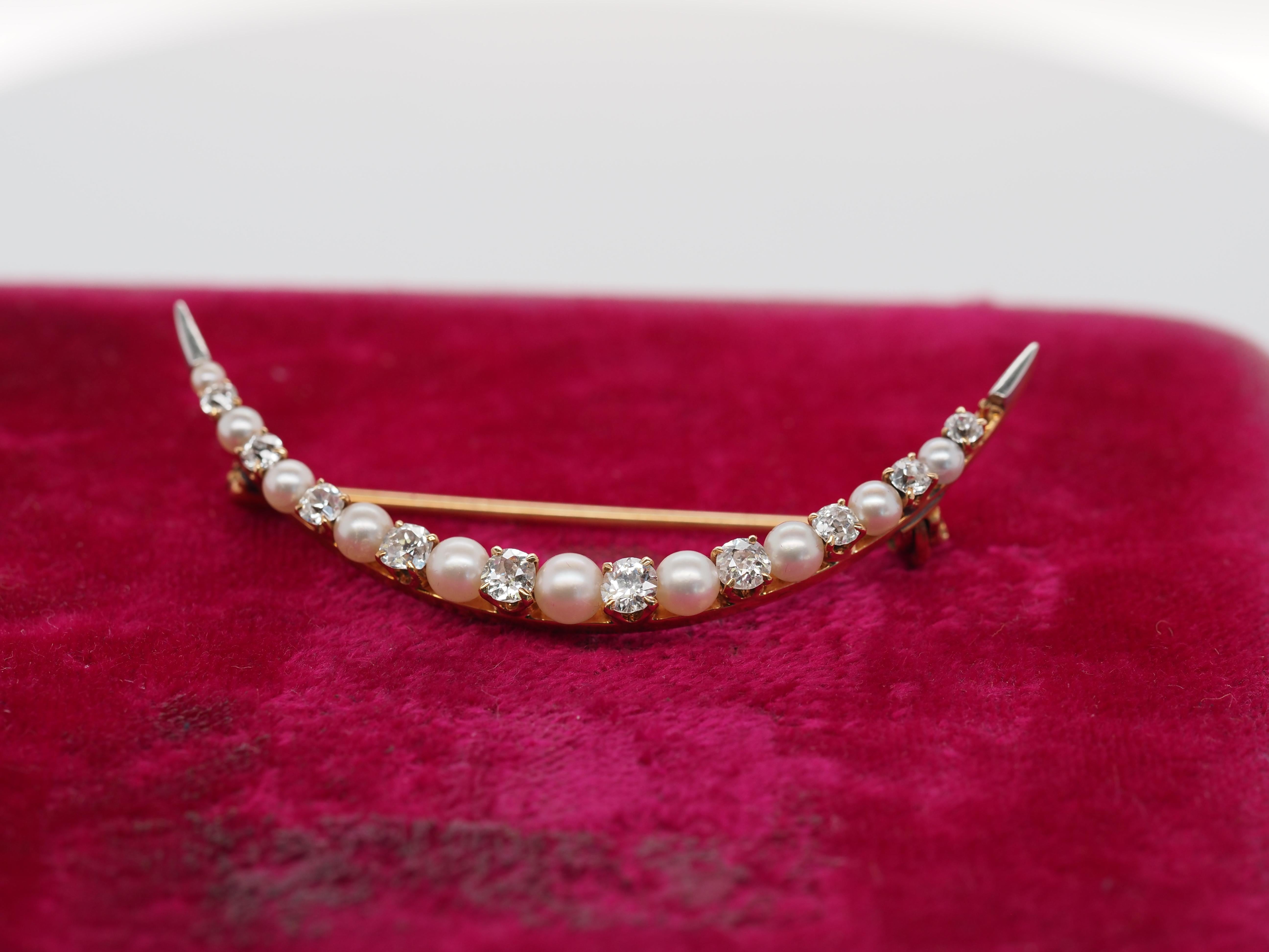 1900s Edwardian 14k Yellow Gold Pearl and Old European Diamond Crescent Pin For Sale 1