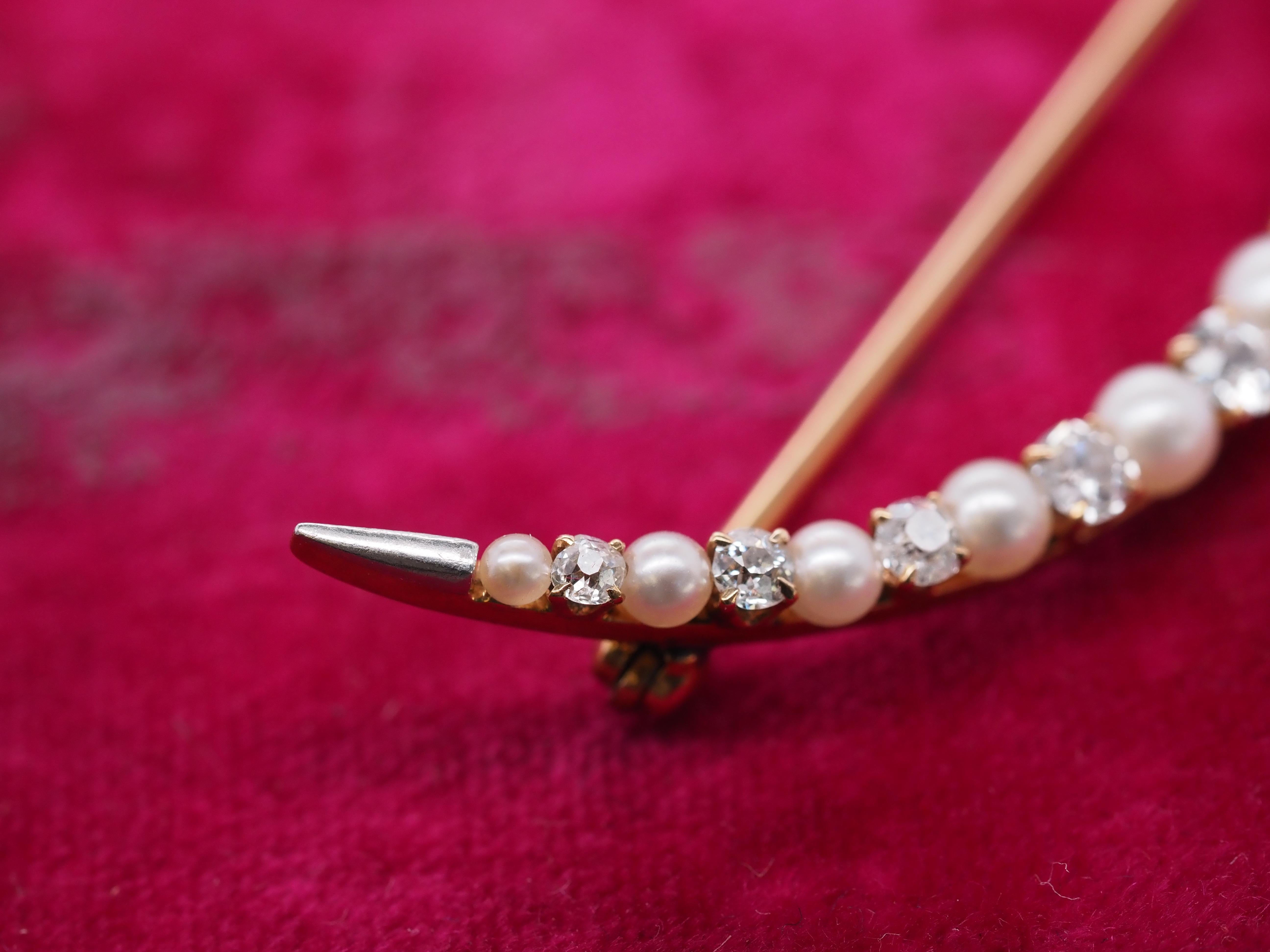 1900s Edwardian 14k Yellow Gold Pearl and Old European Diamond Crescent Pin For Sale 2