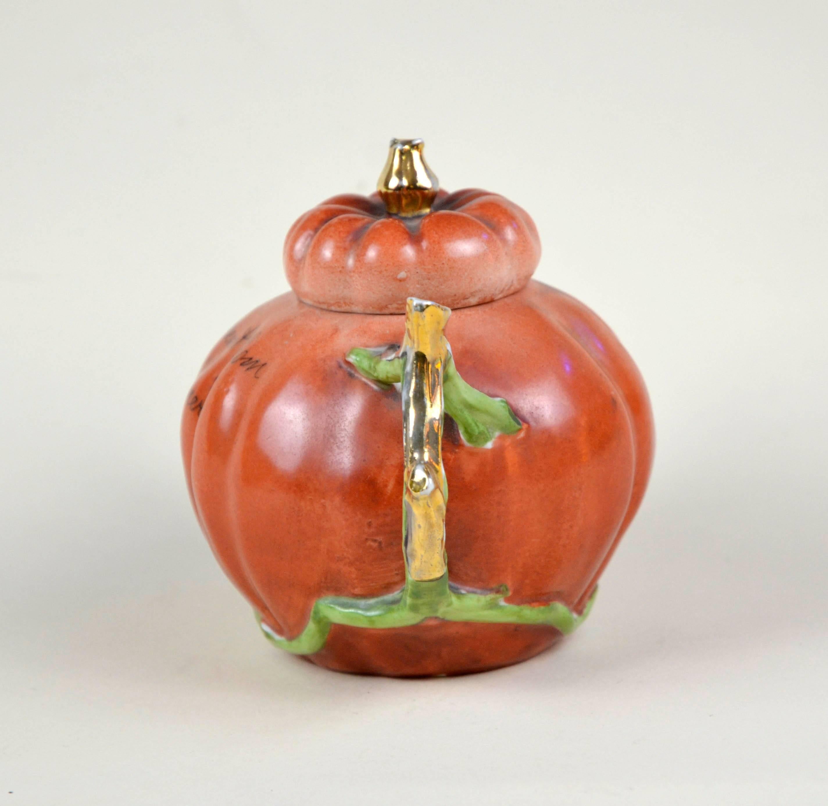 1900s Edwardian Porcelain Pumpkin Shaped Souvenir Teapot Made in England In Good Condition In Milan, IT
