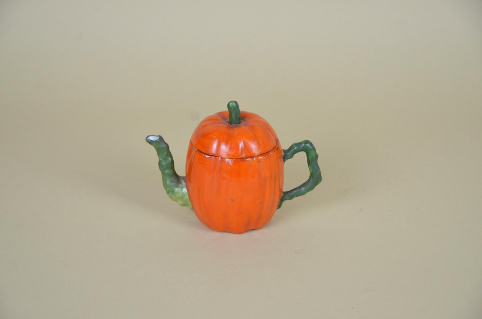 1900s Edwardian Porcelain Pumpkin Shaped Teapot Made in England In Good Condition For Sale In Milan, IT